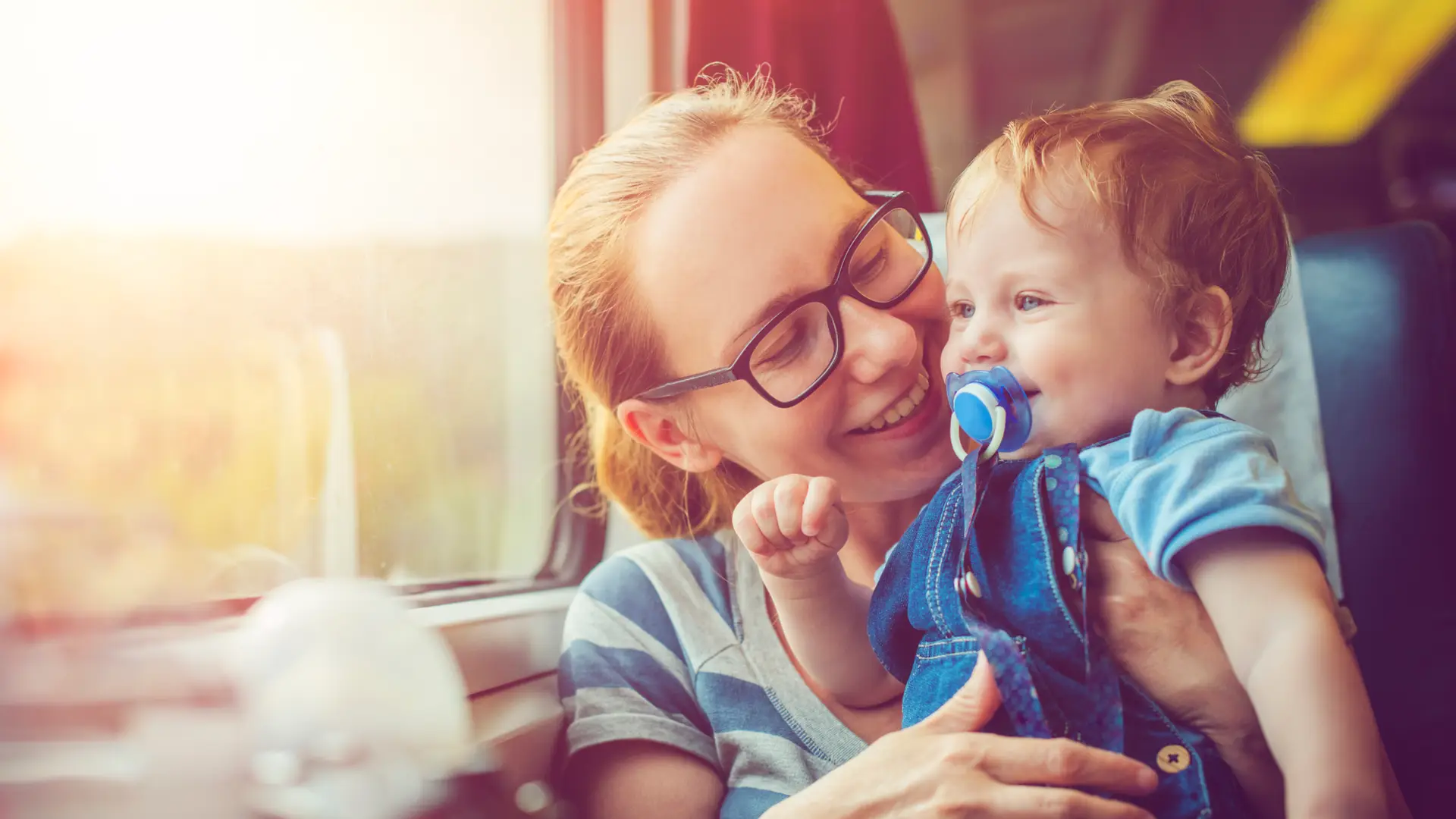 Madre con su bebé al cual le ha hecho un seguro de viaje especial para él Madre con su bebé al cual le ha hecho un seguro de viaje especial para él