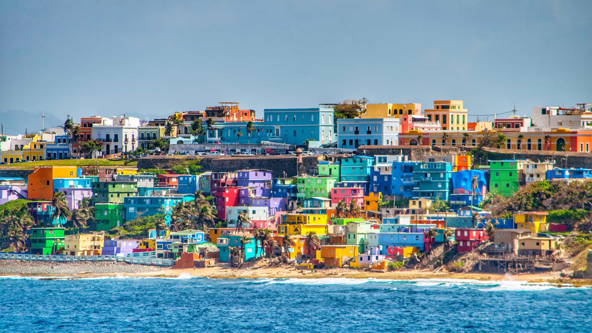 Coloridas casas en playa de San Juan, Puerto Rico para cuyo viaje se ha contratado un seguro Coloridas casas en playa de San Juan, Puerto Rico para cuyo viaje se ha contratado un seguro