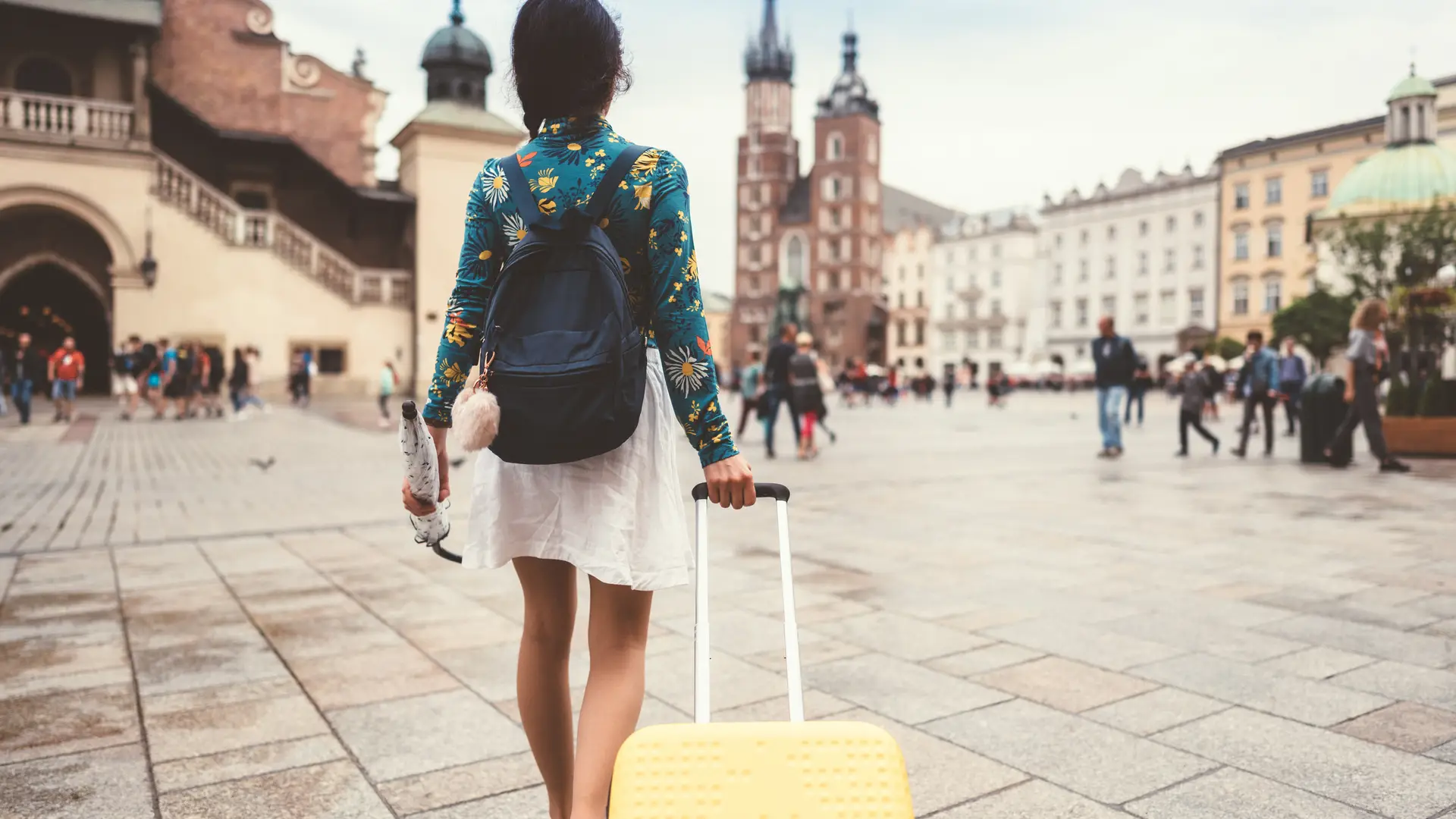 Mujer española de viaje en Cracovia para el cual ha contratado un seguro de viaje pero no el seguro schengen porque no es necesario Mujer española de viaje en Cracovia para el cual ha contratado un seguro de viaje pero no el seguro schengen porque no es necesario