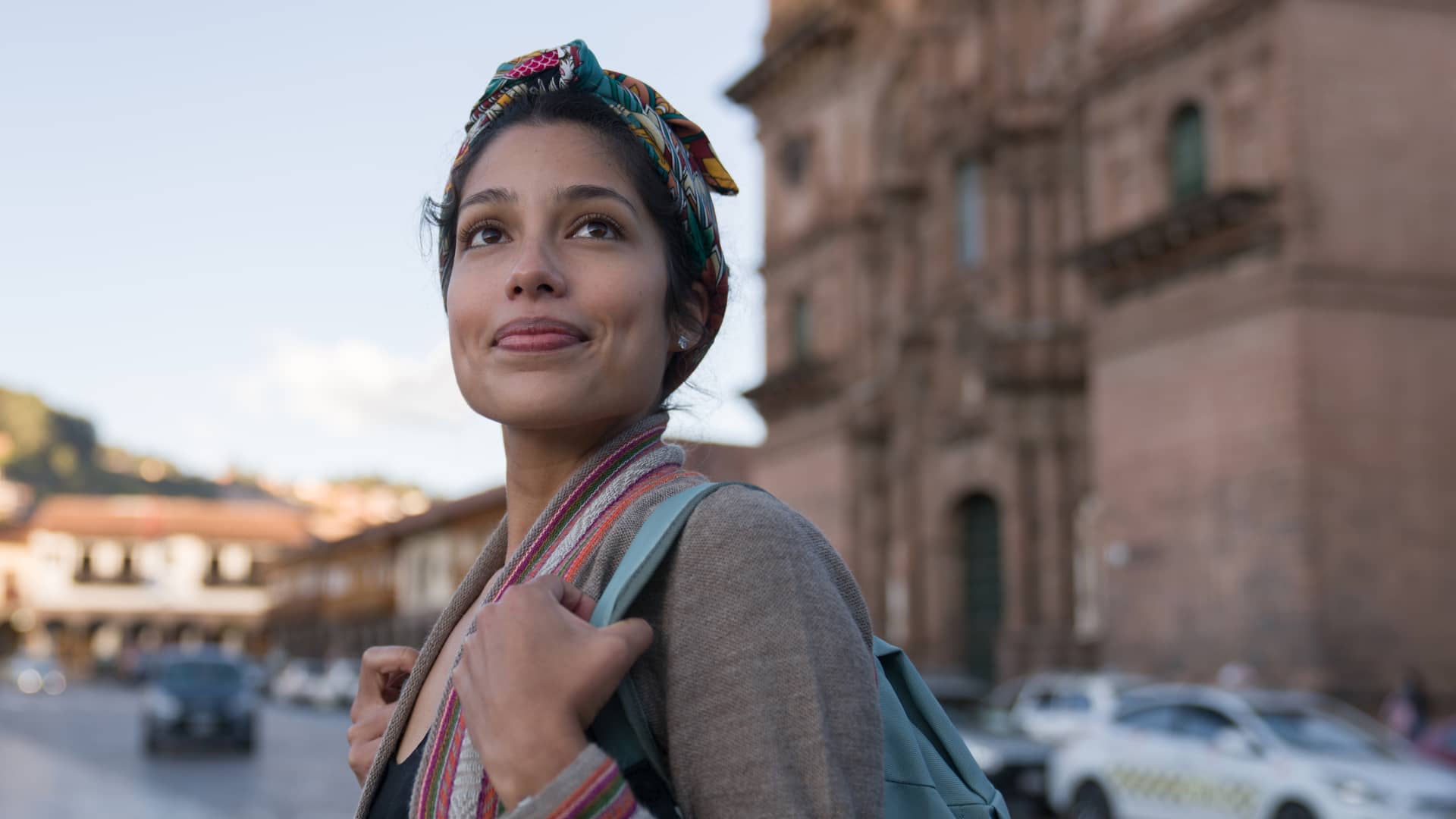 Mujer feliz de turismo por Cuzco en sudamerica para cuyo viaje ha contratado un seguro Mujer feliz de turismo por Cuzco en sudamerica para cuyo viaje ha contratado un seguro