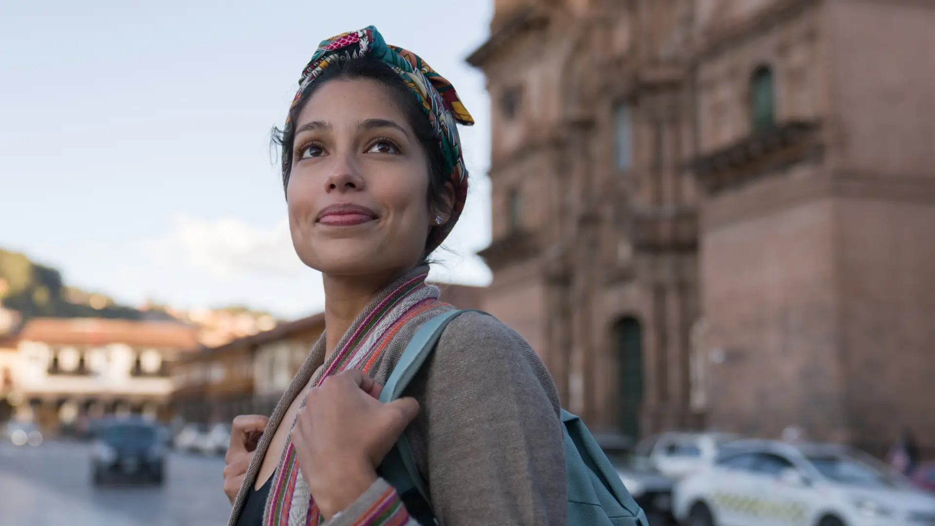 Mujer feliz de turismo por Cuzco en sudamerica para cuyo viaje ha contratado un seguro Mujer feliz de turismo por Cuzco en sudamerica para cuyo viaje ha contratado un seguro