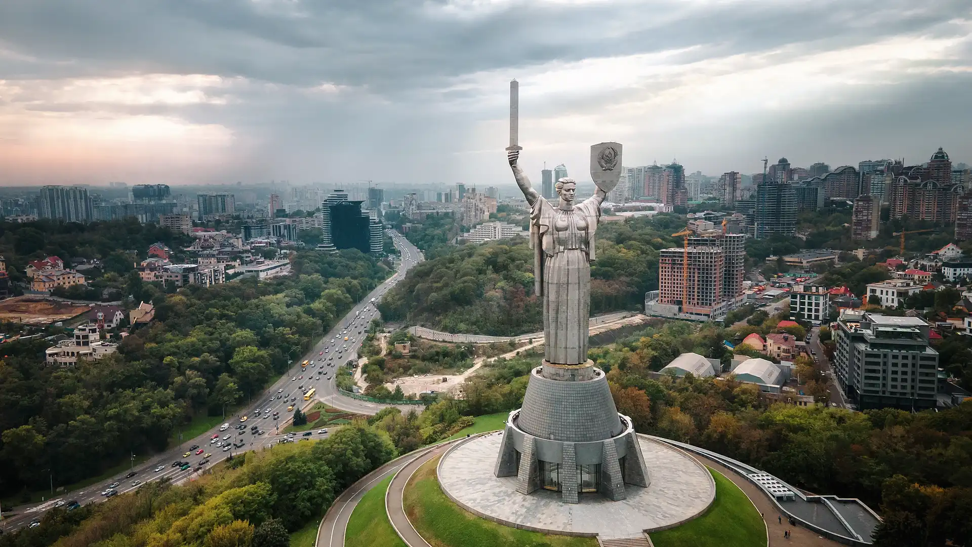 Estatua de la patria de Kiev en Ucrania para cuyo viaje se ha contratado un seguro Estatua de la patria de Kiev en Ucrania para cuyo viaje se ha contratado un seguro
