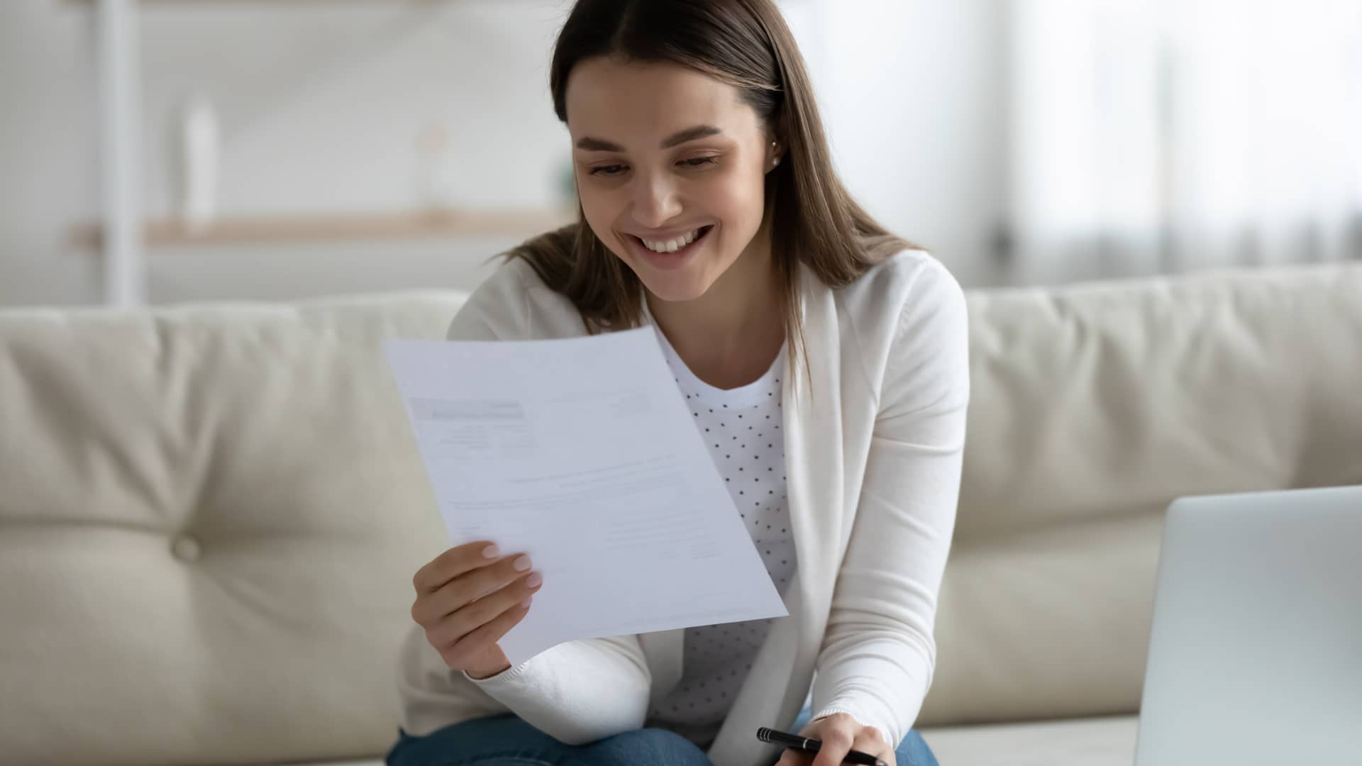 Una mujer joven revisando los papeles para dar de baja un seguro de vida