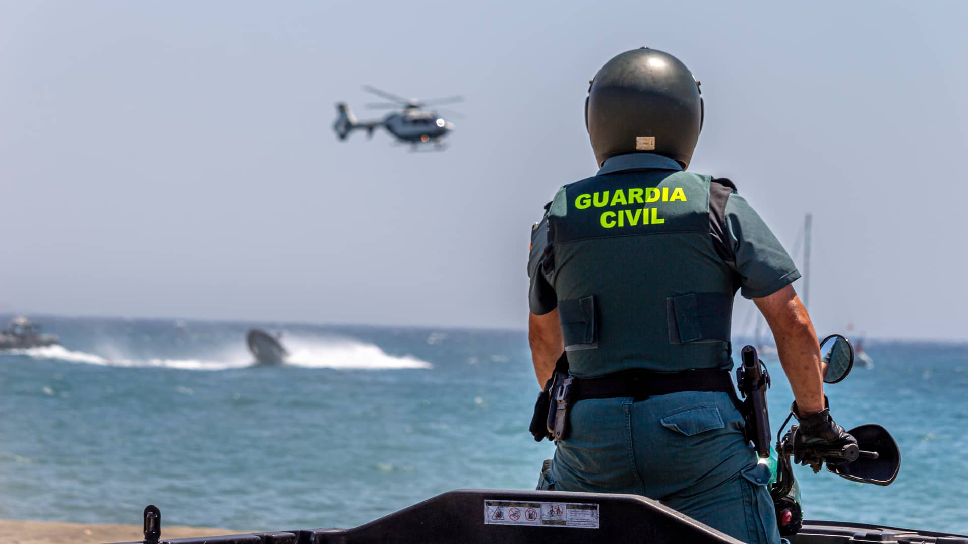 Policias o cuerpos de seguridad del estado con seguro de vida controlando que todo este en orden Policias o cuerpos de seguridad del estado con seguro de vida controlando que todo este en orden