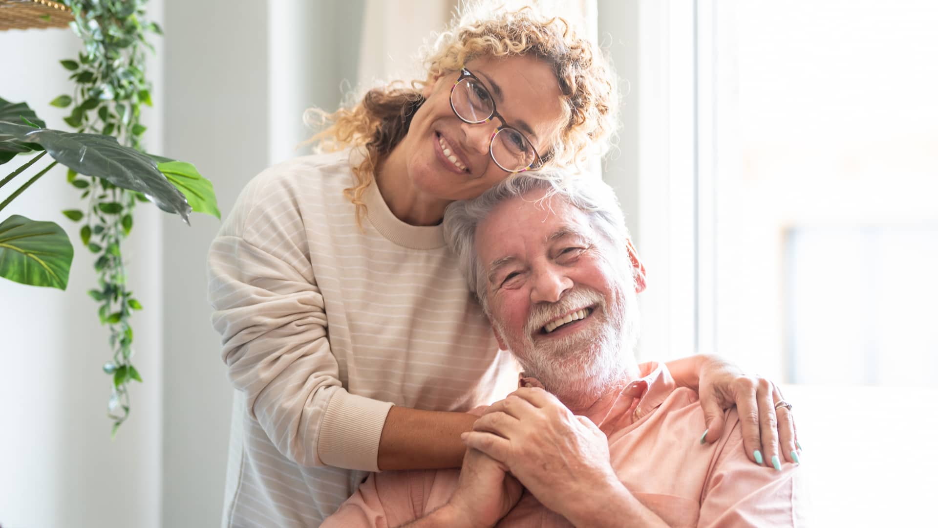 Padre el cual tiene un seguro de vida y paga el impuesto de suciesiones junto a su hija sonriente