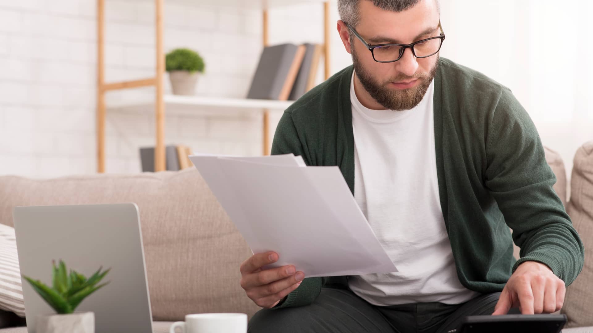 Hombre haciendo un calcula aproximado de cuanto le corresponde de renta vitalicia de su seguro