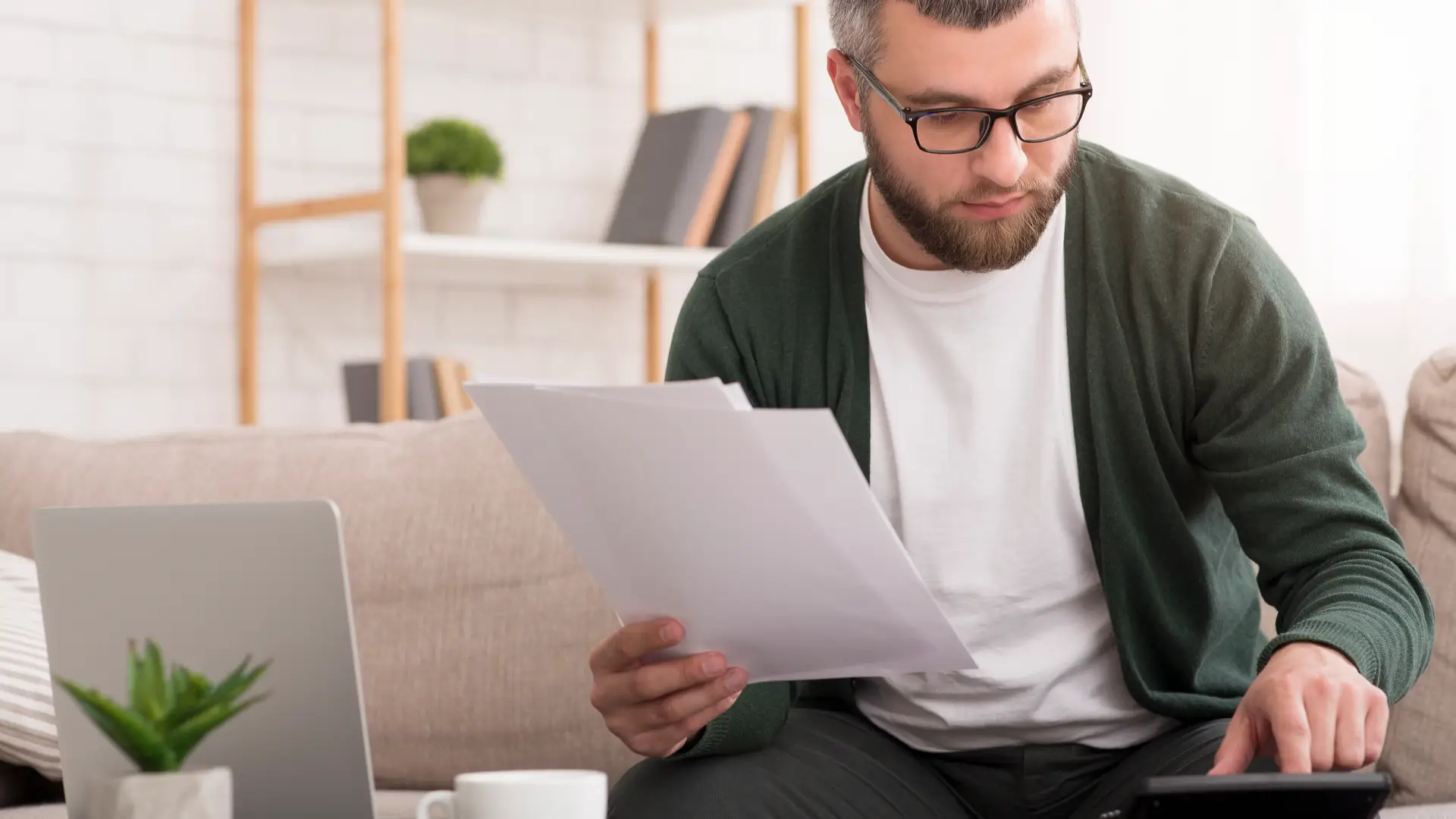 Hombre haciendo un calcula aproximado de cuanto le corresponde de renta vitalicia de su seguro Hombre haciendo un calcula aproximado de cuanto le corresponde de renta vitalicia de su seguro