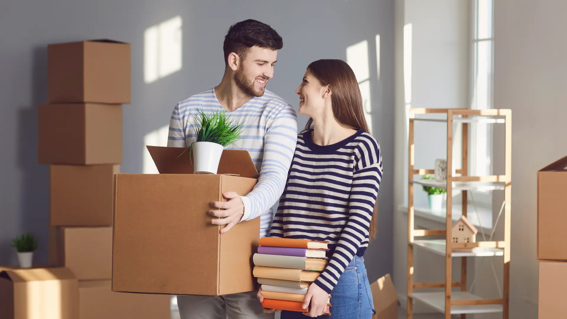 Pareja joven la cual ha hecho firmado una hipoteca para comprar una vivienda vinculada a un seguro de vida Pareja joven la cual ha hecho firmado una hipoteca para comprar una vivienda vinculada a un seguro de vida