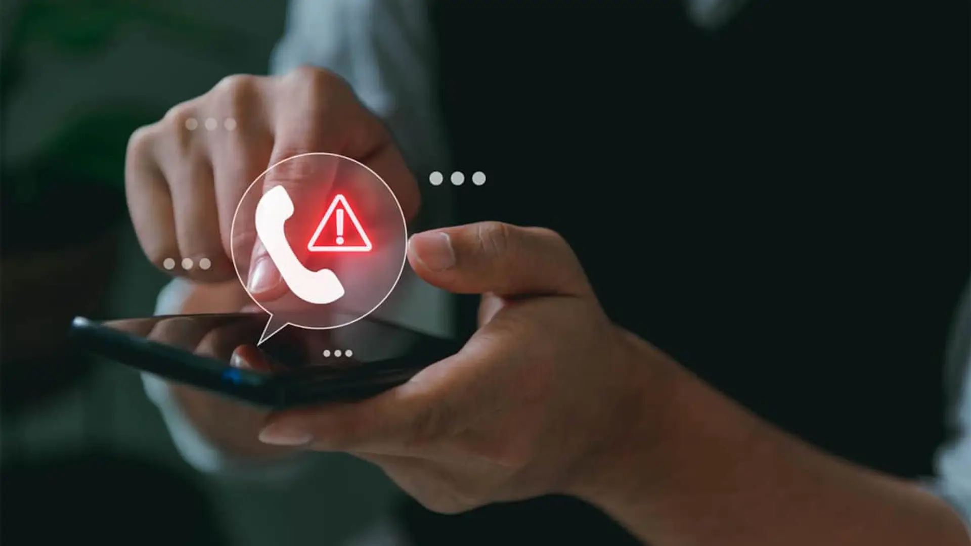 Alerta de estafa telefónica en un smartphone con icono de advertencia roja para prevenir fraudes y robos de datos.