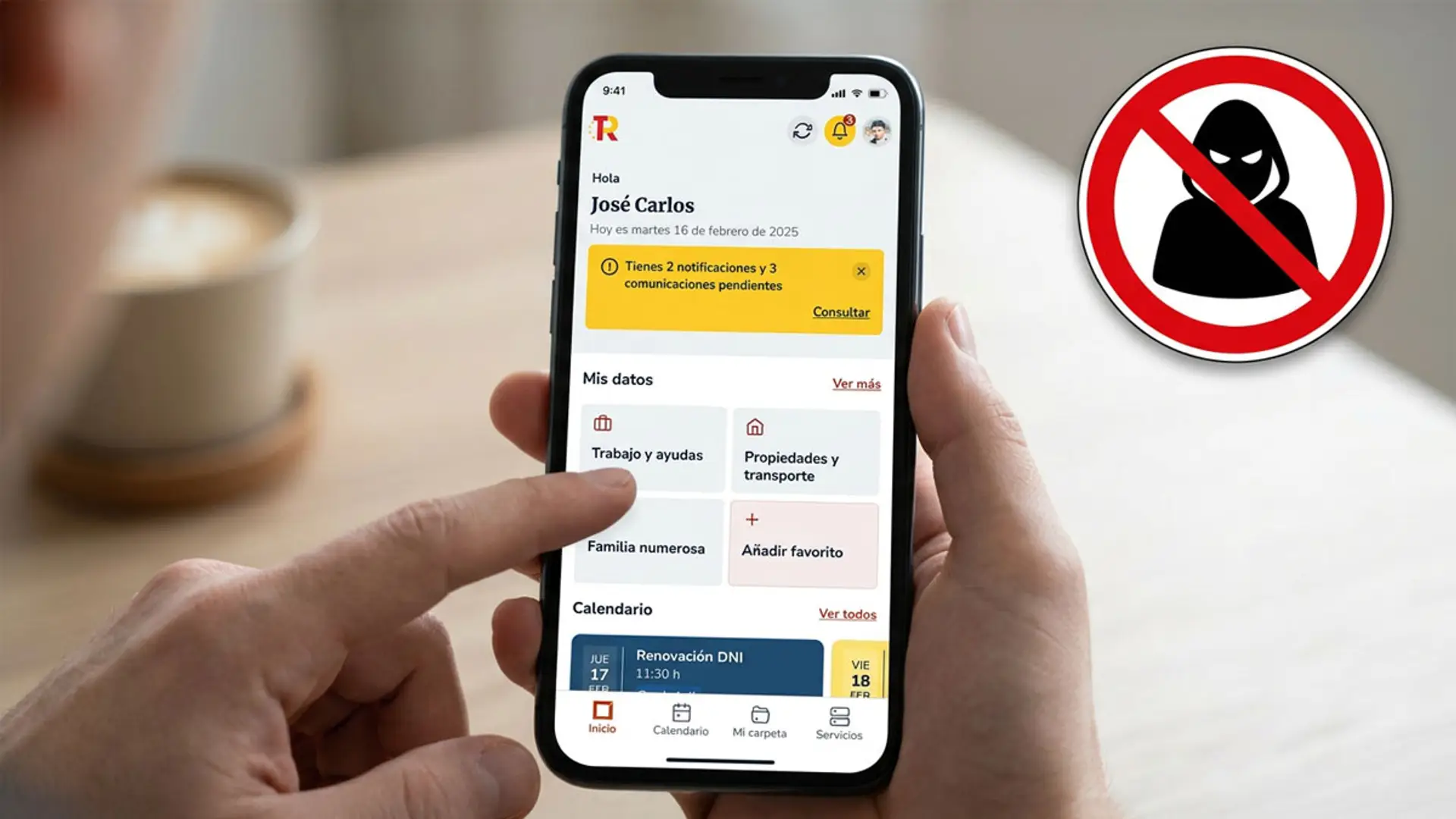 Aviso de estafa ligada a la app Mi Carpeta Ciudadana en un teléfono móvil con señal de prohibido para prevenir fraudes.