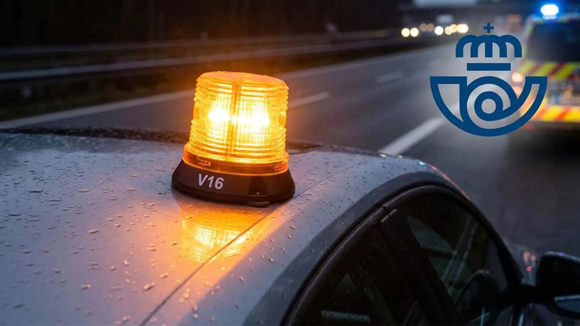 La baliza V16 será obligatoria en pocos días y también la puedes comprar en Correos Luz de emergencia V16 encendida sobre un coche en carretera bajo la lluvia. Seguridad vial homologada.