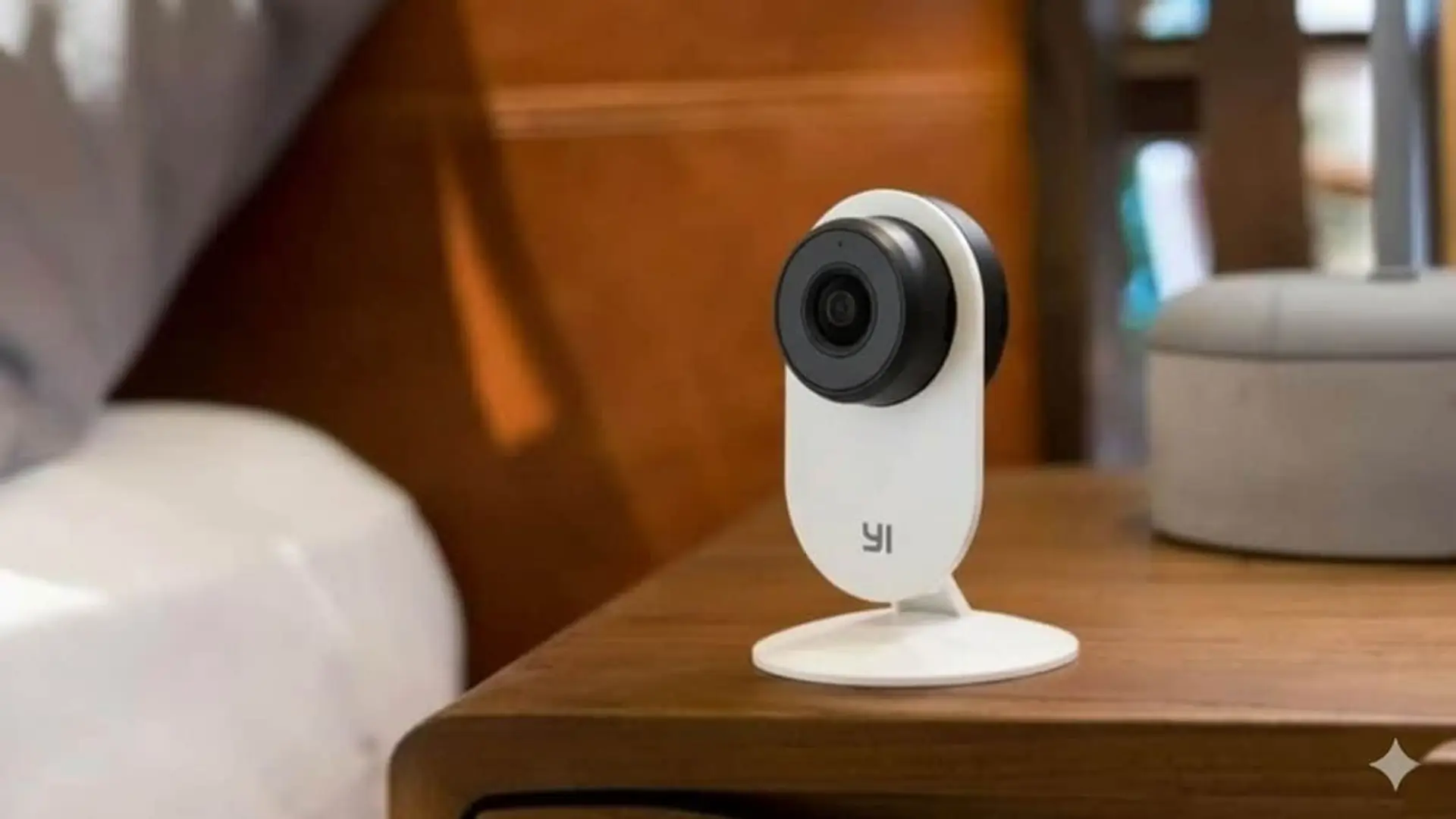 Xiaomi lanza Miloco: su nueva IA doméstica y privada que promete más seguridad sin enviar datos a la nube Cámara de vigilancia para el hogar de la marca Xiaomi en una mesita de noche.