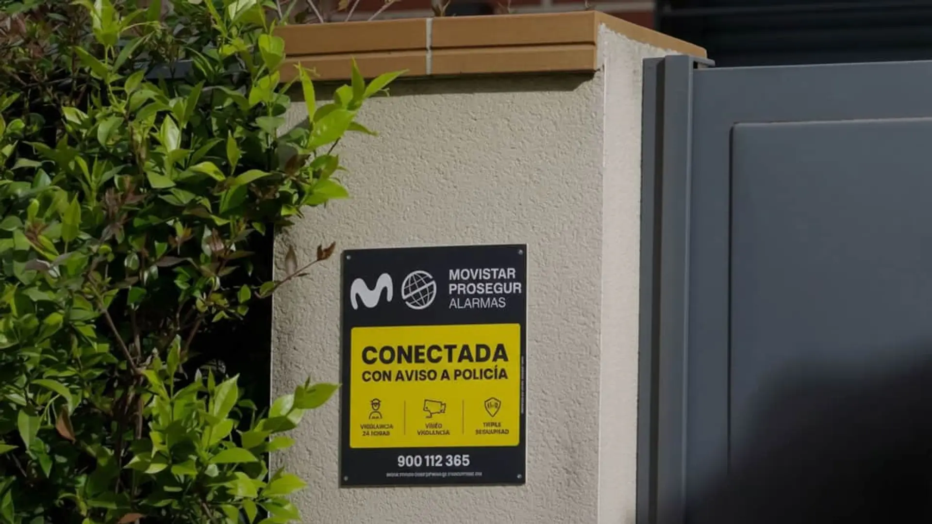 Movistar y Prosegur alcanzan 600.000 clientes de alarmas: así ha sido su boom en seguridad en solo cinco años Placa disuasoria de Movistar Prosegur Alarmas en la fachada de una casa.