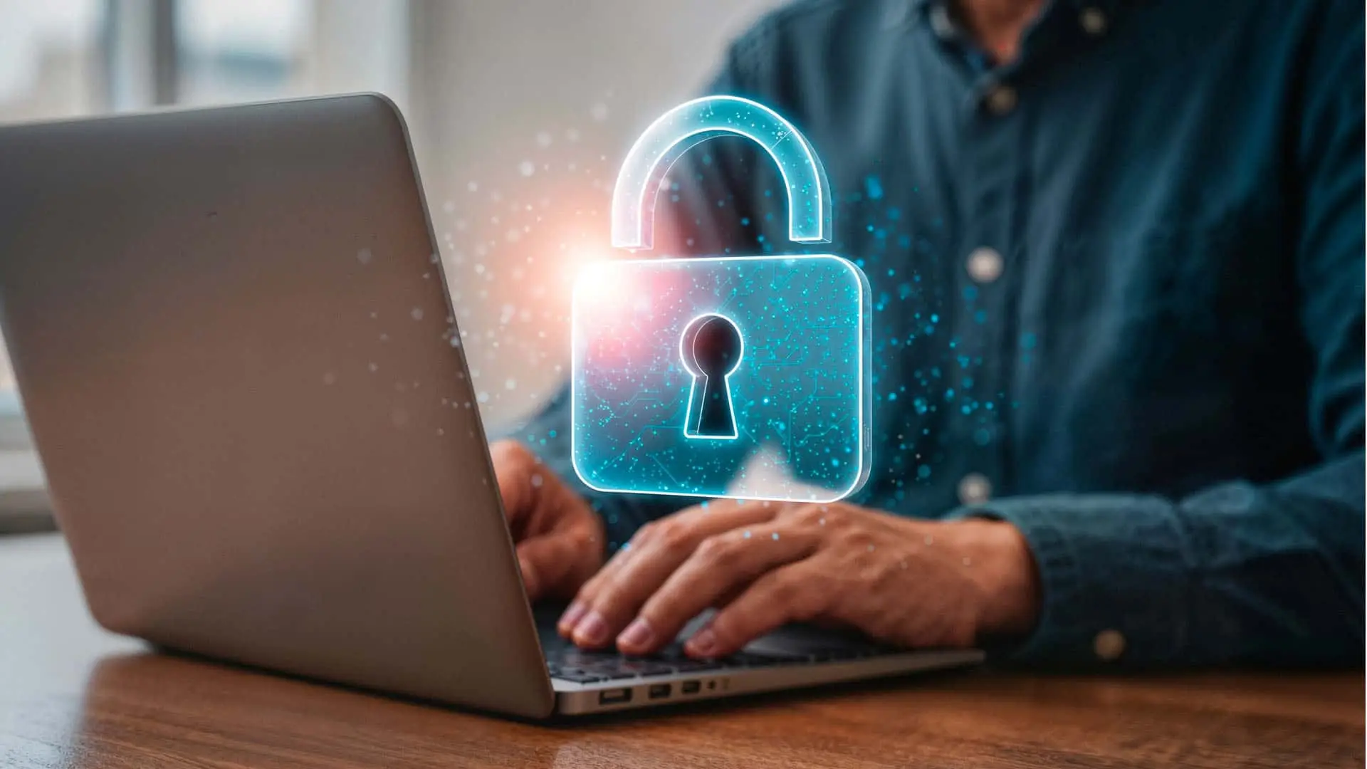 Concepto de ciberseguridad y protección de datos. Un usuario trabaja en su portátil con un candado virtual para asegurar su privacidad.