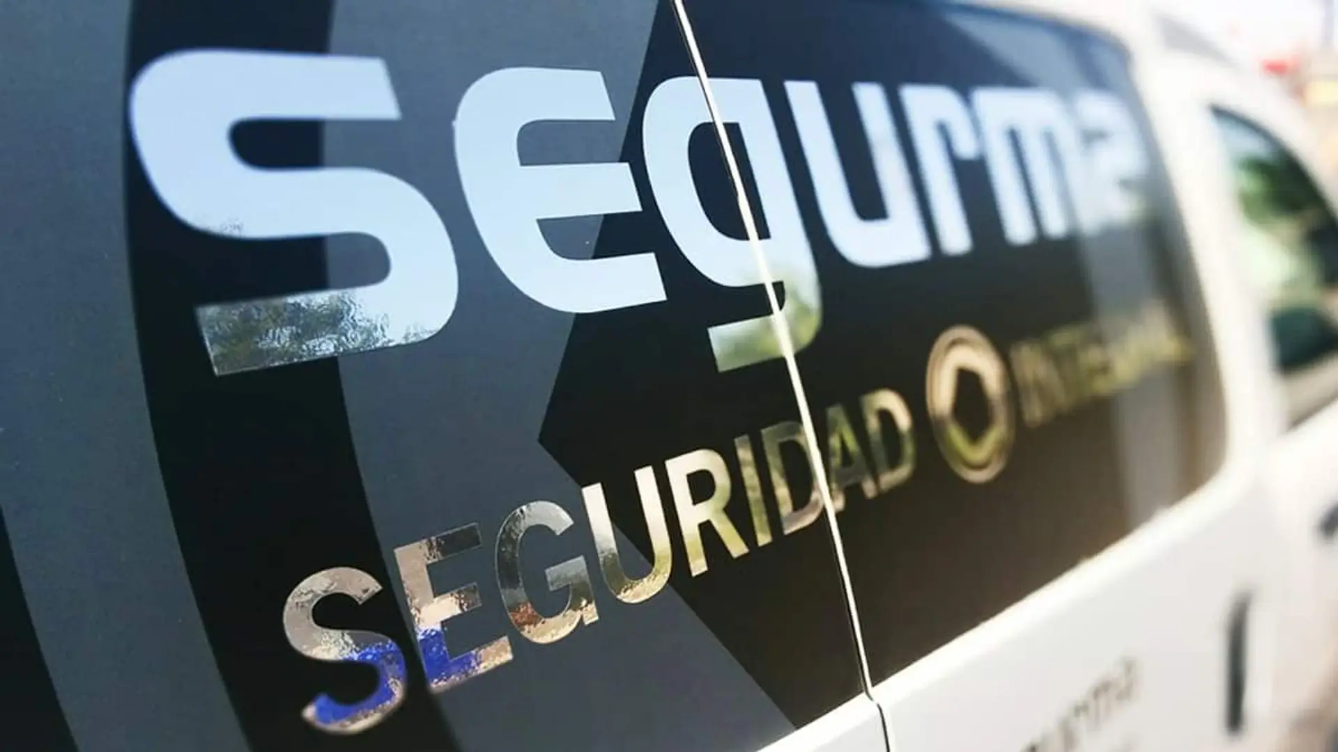 Detalle lateral de una furgoneta de Segurma Seguridad Integral con el logotipo visible