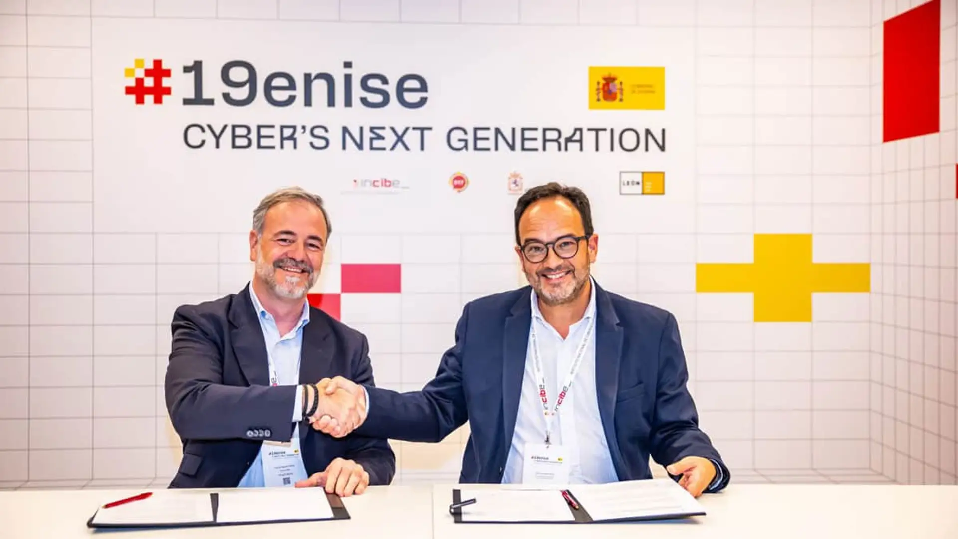 Telefónica y el Incibe se alían para mejorar la ciberseguridad ciudadana Apretón de manos entre Carlos Tejedor, director de AGE de Telefónica España, y Antonio Hernando, secretario de Estado de Telecomunicaciones e Infraestructuras Digitales.