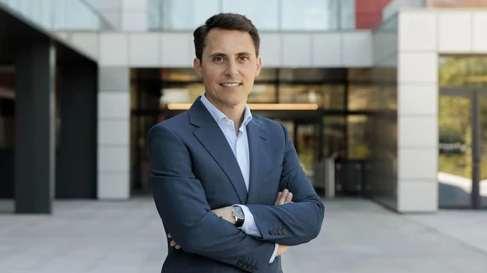 Germán Larrea, nuevo director general de Verisure España, posando frente a un moderno edificio corporativo.