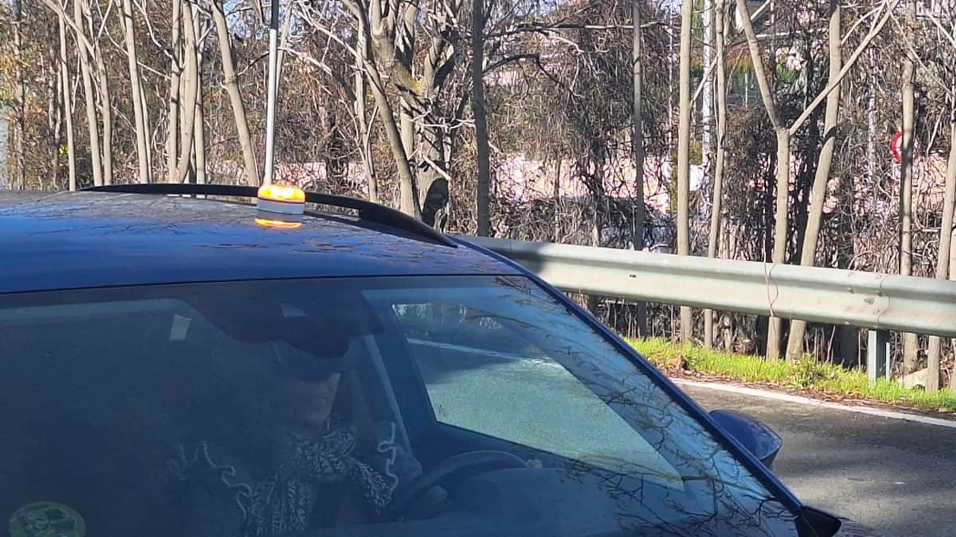 Luz de emergencia V16 colocada en el techo de un coche detenido en carretera