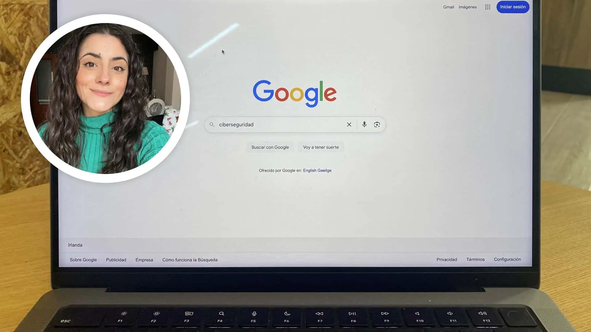 María Aperador, experta en ciberseguridad: “Jamás hagas estas cinco búsquedas en Google” Pantalla de ordenador portátil con Google abierto y la cara de María Aperador sobreimpresionada.