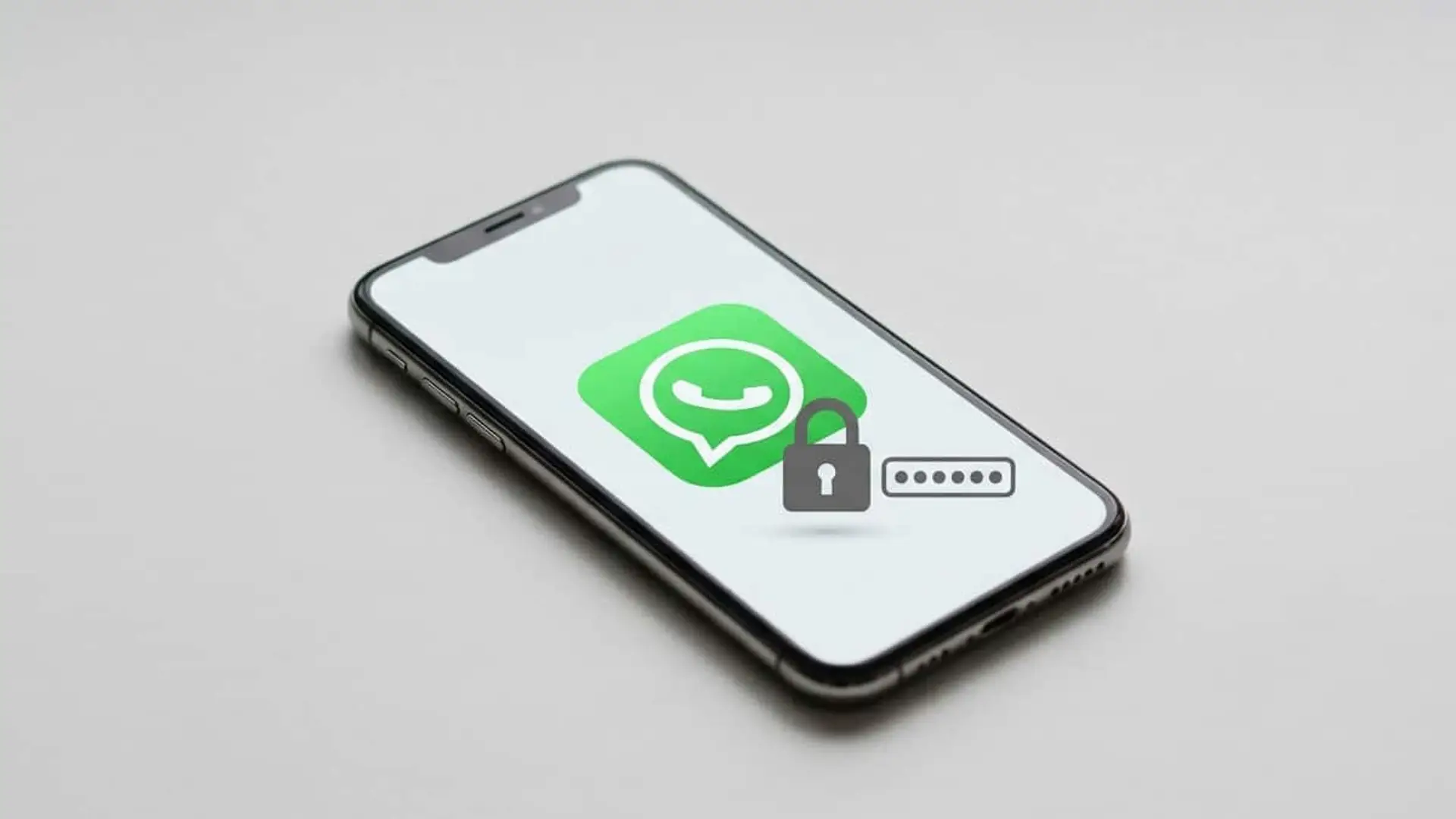 WhatsApp sustituye el PIN de seis dígitos por una contraseña más segura: así puedes activarla ya Móvil con el logotipo de WhatsApp acompañado de un candado y un campo de contraseña
