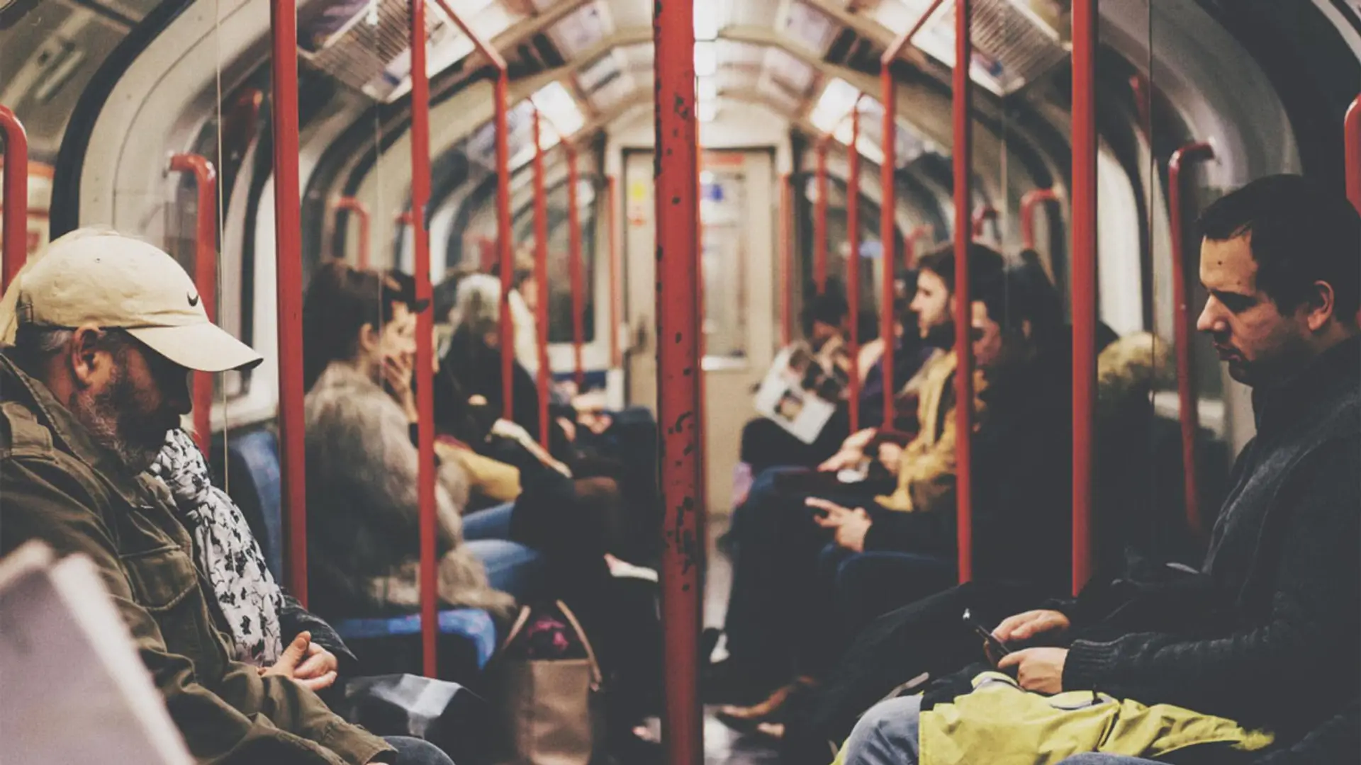 Experta en ciberseguridad sobre el fraude del toque fantasma: “Todo ocurre en cuestión de segundos y sin que nos enteremos” Pasajeros distraídos en vagón de metro de Londres usando móviles y leyendo durante el trayecto