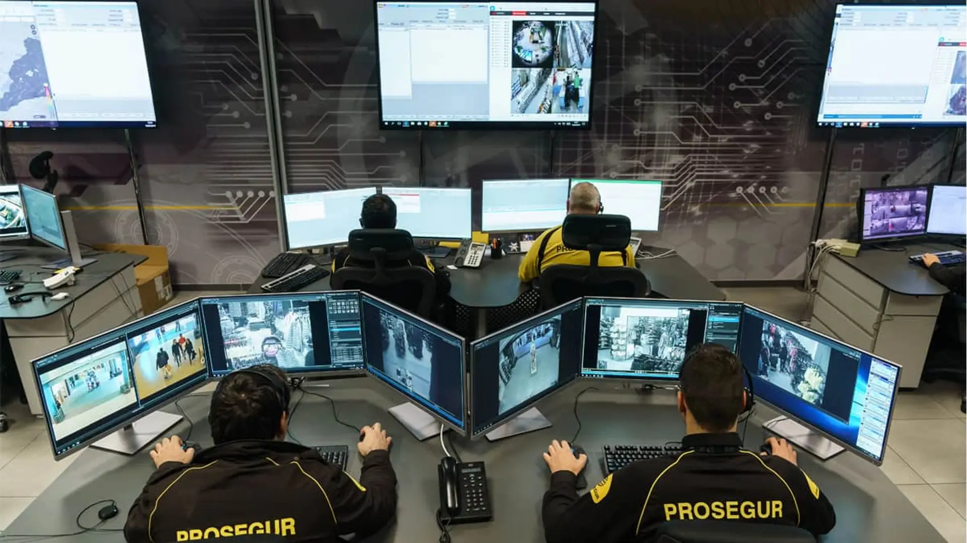 El tesoro de Prosegur: su negocio de alarmas con Movistar vive su mejor momento aunque los robos no paren de caer Vigilantes de Prosegur en Central Receptora de Alarmas monitoreando cámaras de videovigilancia.