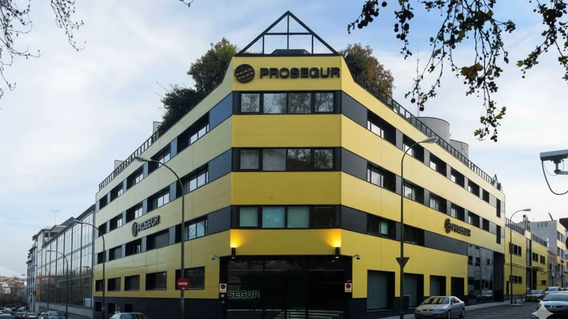 Fachada de la sede central de Prosegur en Madrid, un edificio corporativo con sus distintivas franjas amarillas y negras.