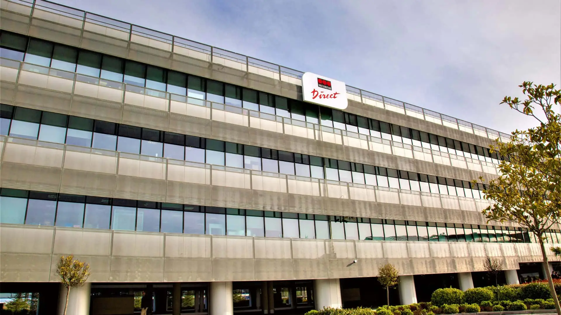 Fachada de la sede central de Securitas Direct. Edificio corporativo de la empresa de alarmas y sistemas de seguridad.