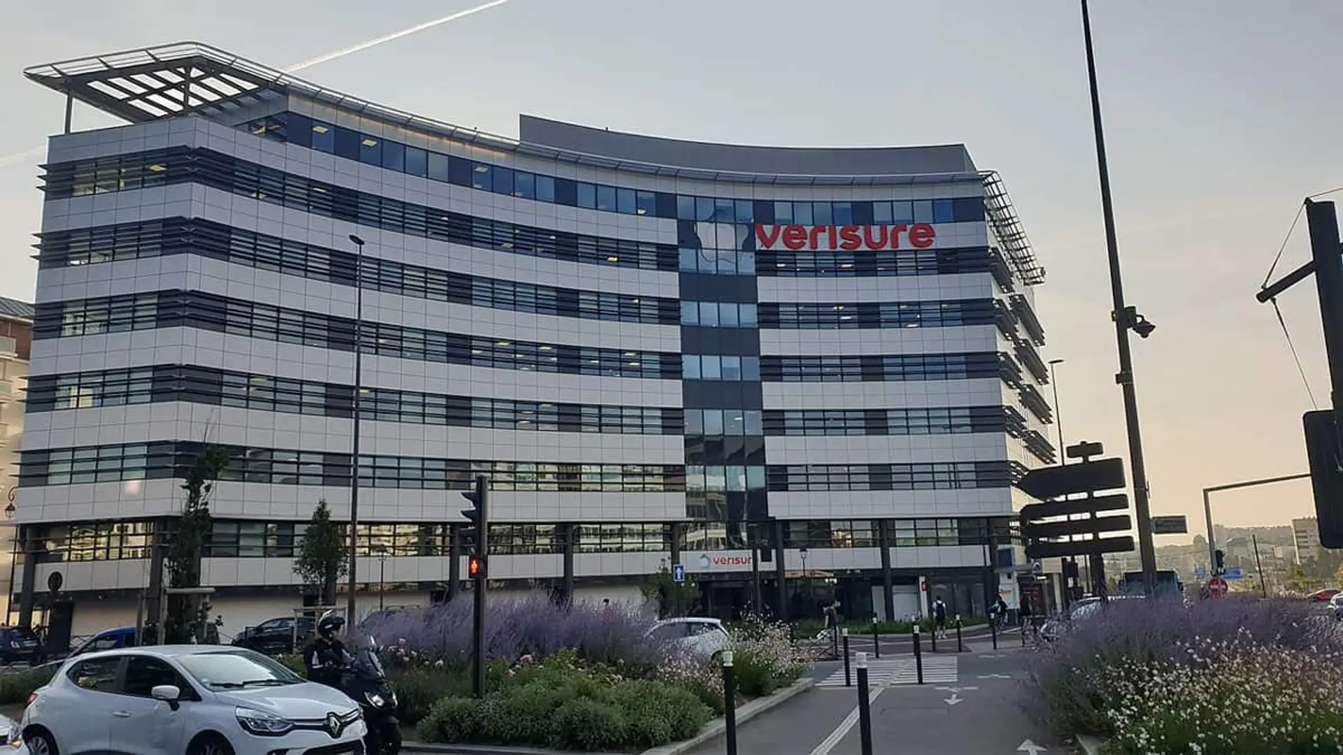 Fachada del edificio corporativo de Verisure con su logo visible en la parte superior.