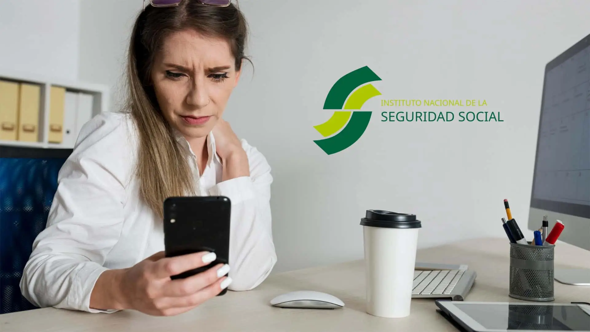 La Seguridad Social alerta: la estafa del COVID que puede vaciarte la cuenta Mujer preocupada revisando una notificación de la Seguridad Social en su móvil.