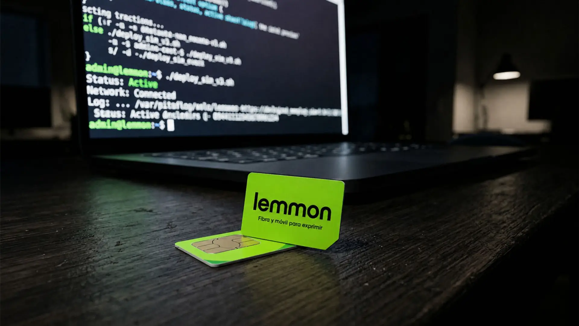 Brecha de datos en la operadora Lemmon: afecta a 24.000 clientes e incluye ICCID, PUK e información personal Tarjeta SIM de Lemmon sobre una mesa junto a un portátil con terminal, conexión móvil y fibra