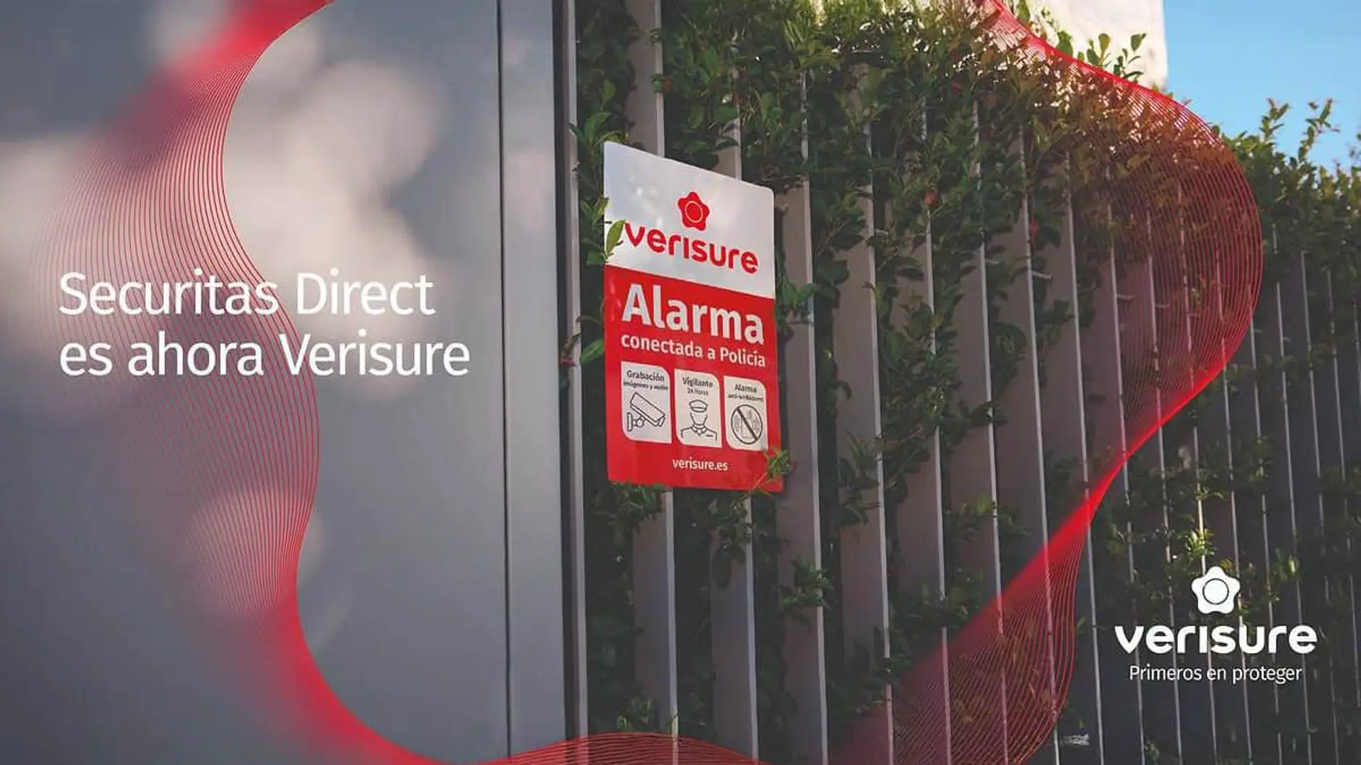 Cartel de Verisure Alarma en una verja exterior informando sobre el cambio de nombre de Securitas Direct.
