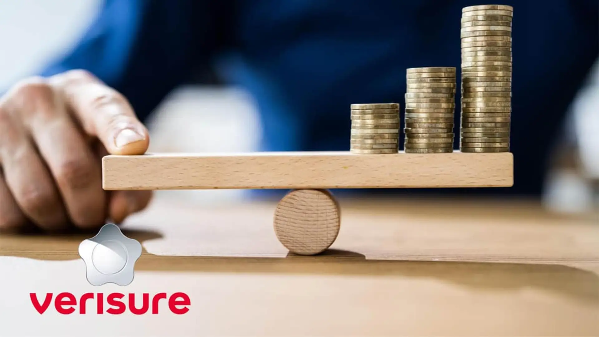 Concepto de rentabilidad de la compañía Verisure con monedas en una balanza de madera.