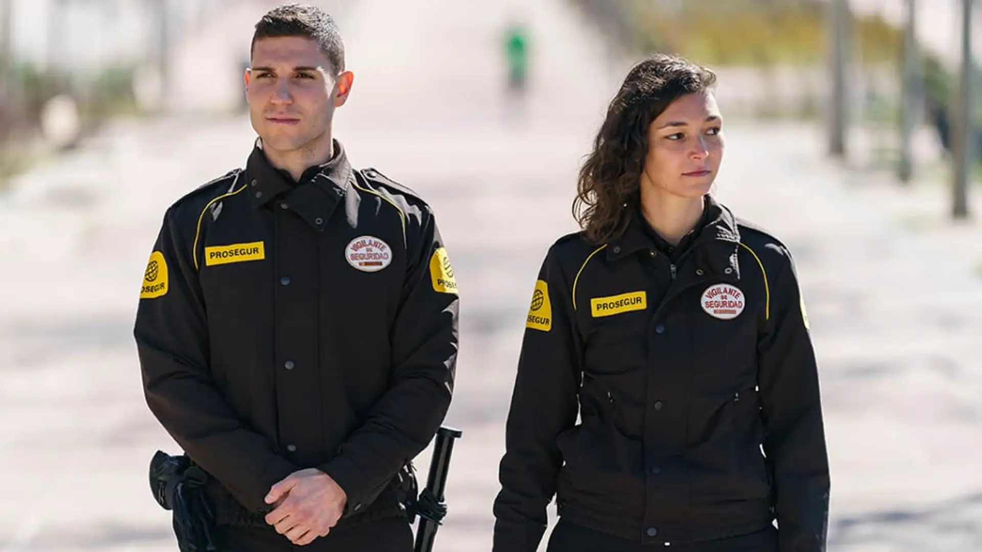 El negocio de la seguridad privada en España se dispara: factura 6.440 millones y crece un 7,6% Dos vigilantes de seguridad uniformados de Prosegur patrullando al aire libre.