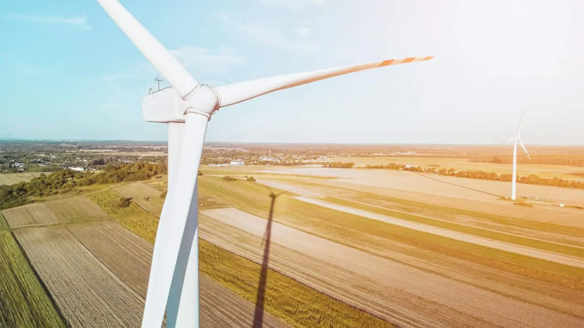 Aerogenerador de energía eólica en un paisaje rural con campos agrícolas
