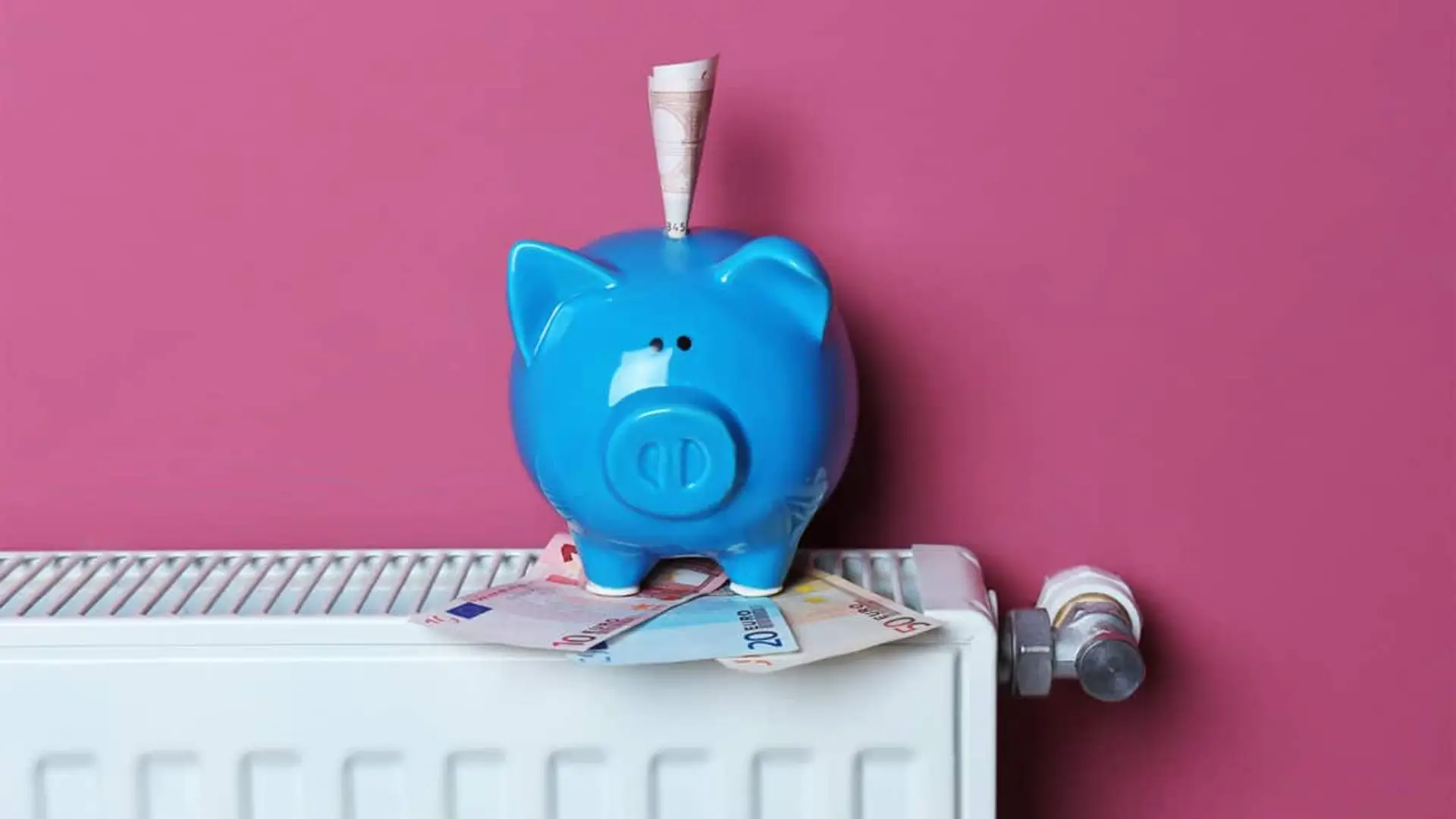 Hucha con billetes sobre un radiador que simboliza el ahorro en calefacción.