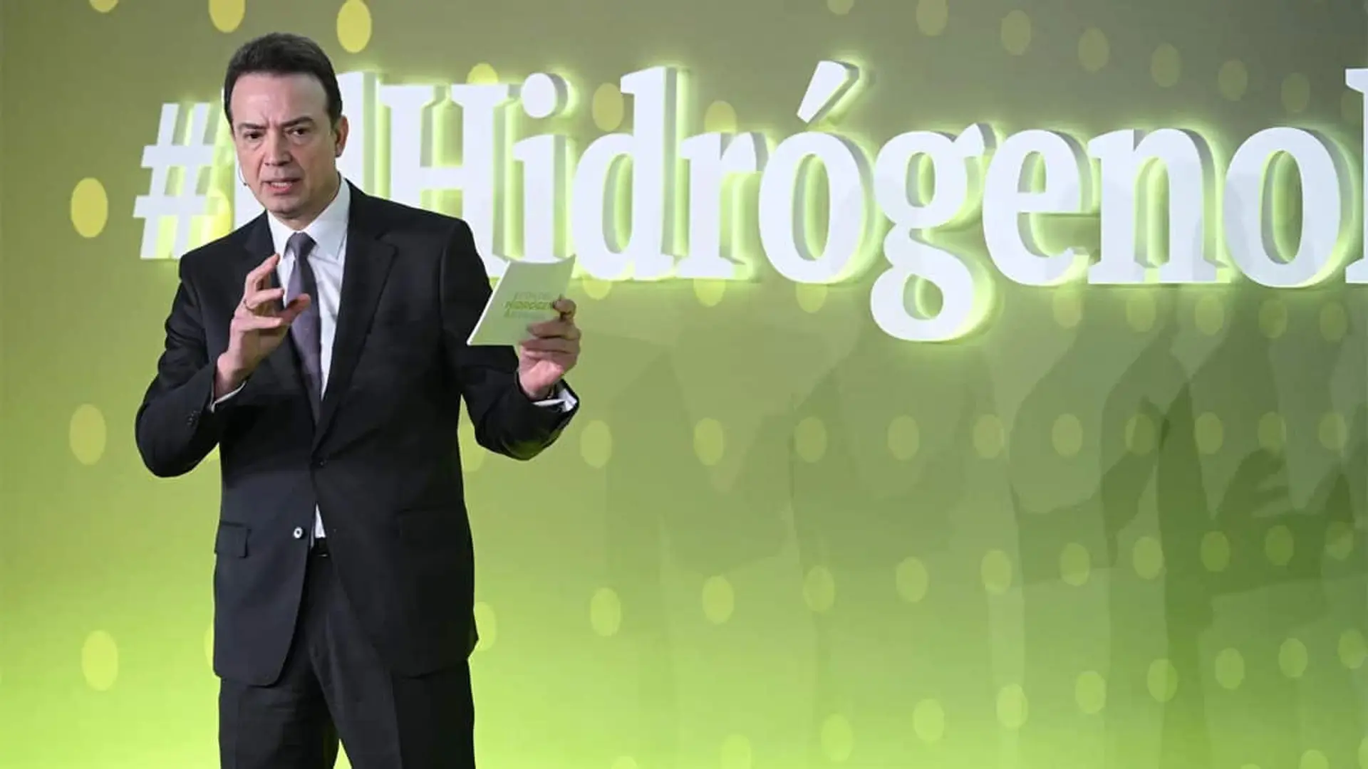 Enagás avisa: el gas no faltará en España por el bloqueo de Ormuz, pero la factura sí lo notará Arturo Gonzalo, consejero delegado de Enagás, hablando en un escenario con la palabra hidrógeno al fondo