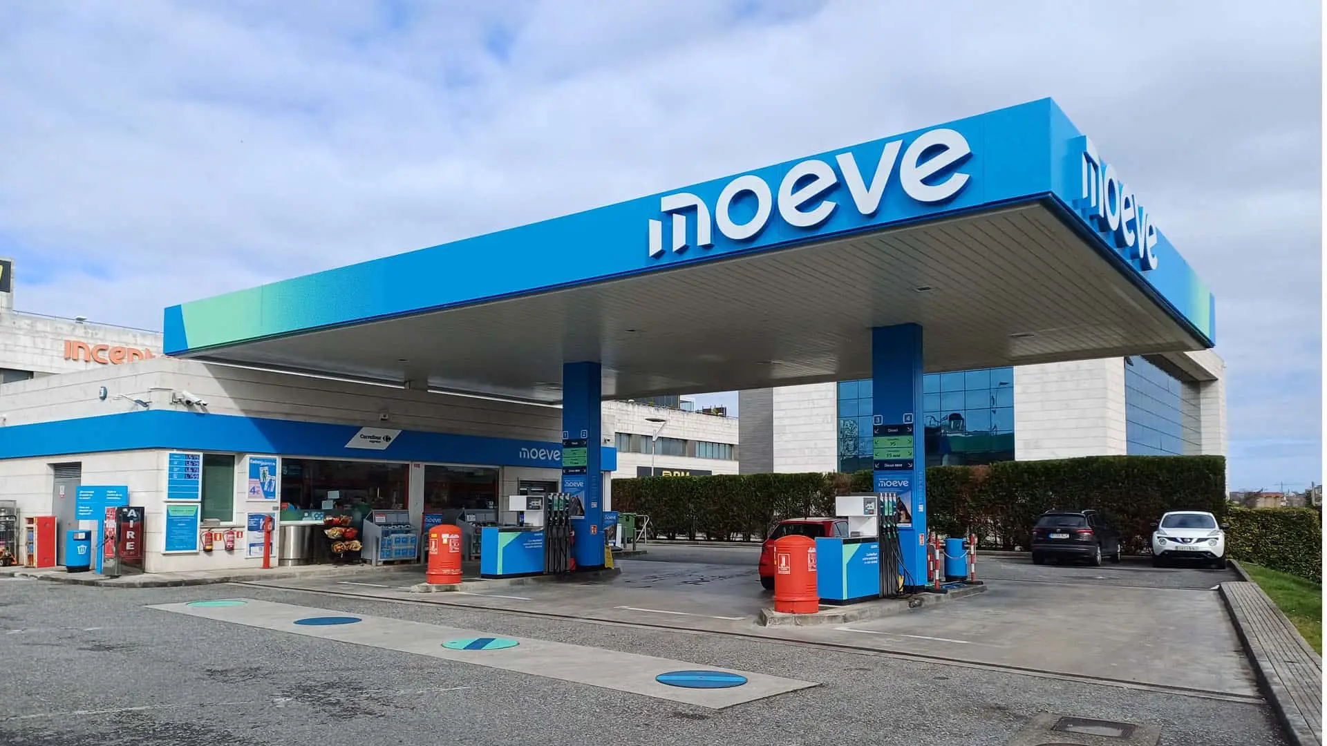 Así puedes ahorrar hasta 40 céntimos por litro al repostar: Naturgy y Moeve se alían Estación de servicio Moeve con surtidores de combustible y zona de repostaje.