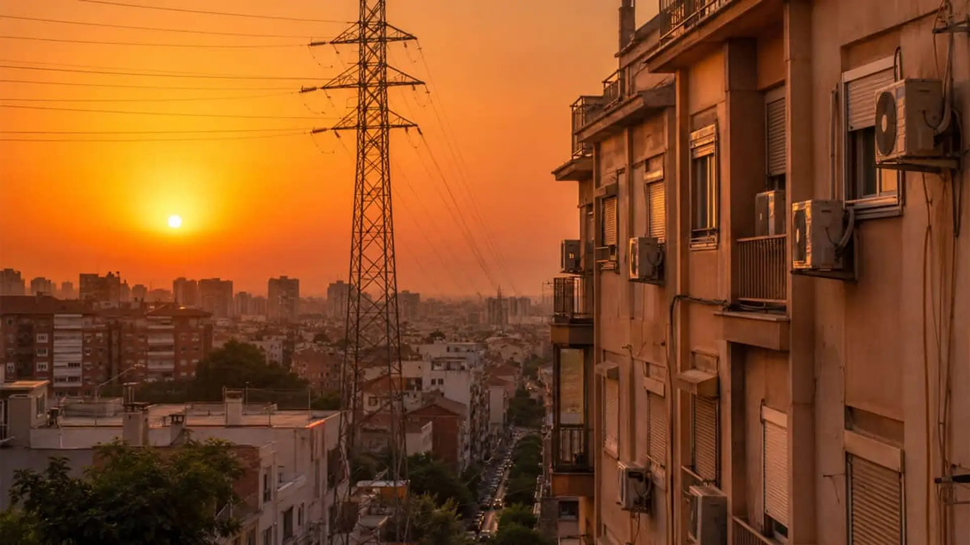 El precio de la luz se triplica en un mes: de 36 a 112€/MWh con la ola de calor Atardecer urbano con torre eléctrica, edificios y aires acondicionados en ciudad calurosa