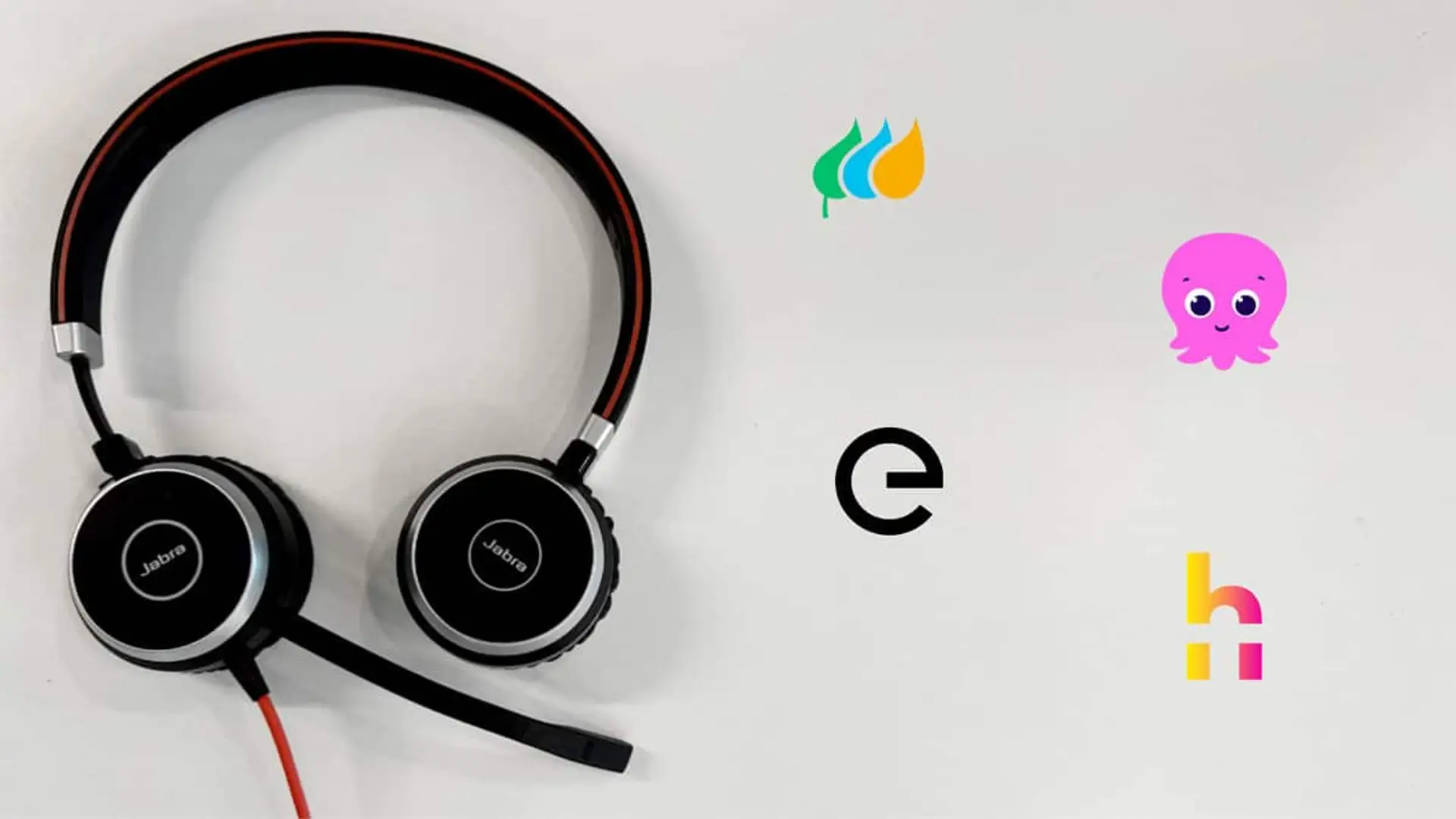 Auriculares Jabra de atención al cliente sobre mesa junto a logos de compañías de energía.