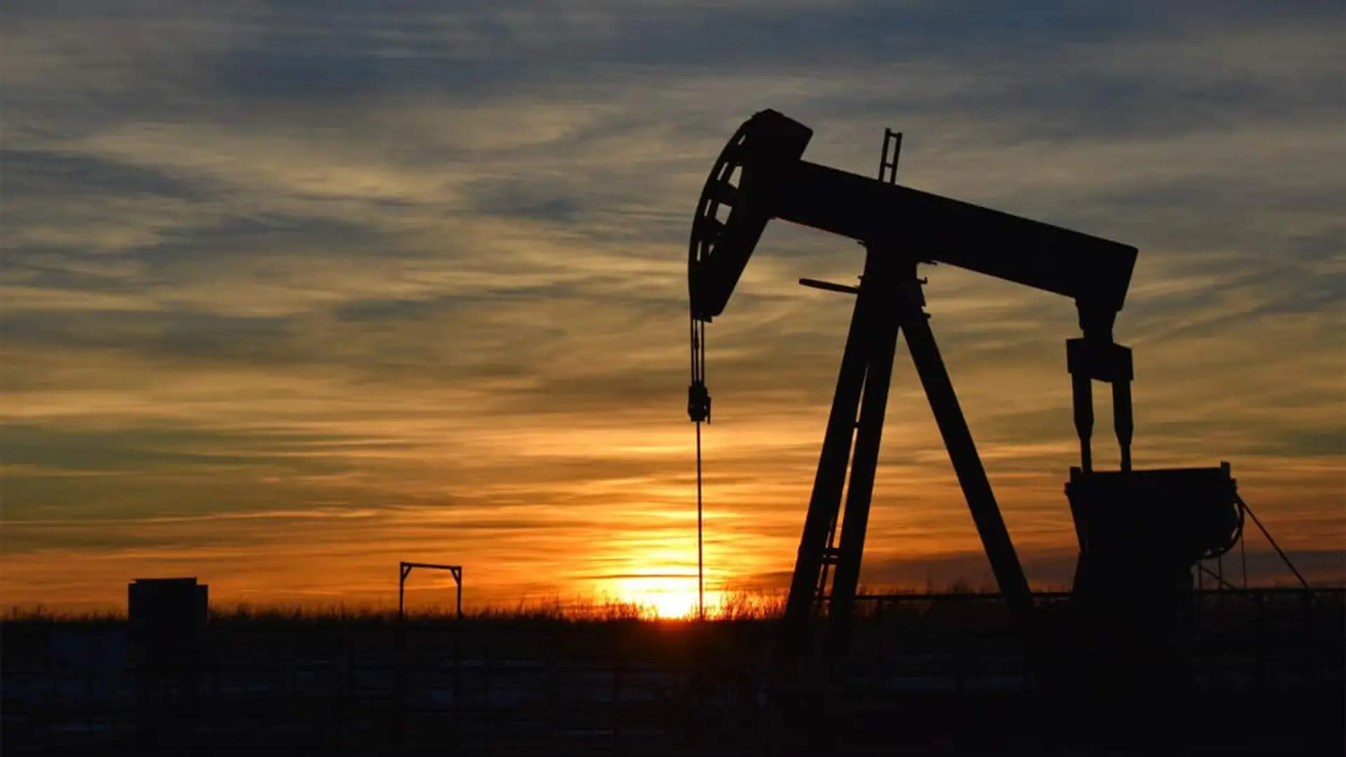 Bomba extractora de petróleo en funcionamiento al amanecer