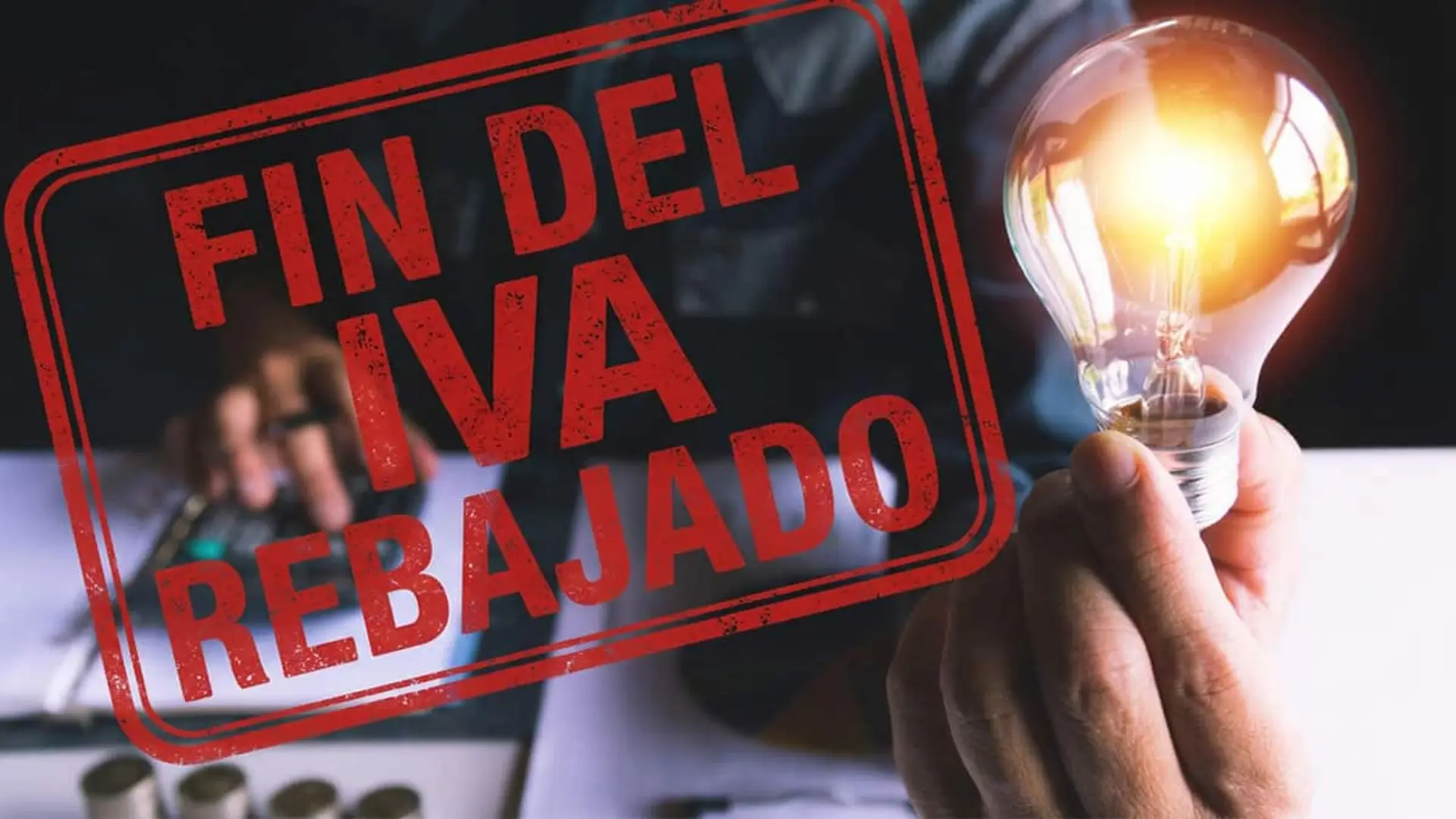 Bombilla encendida sostenida por una mano con un sello rojo que dice fin del IVA rebajado sobre la imagen
