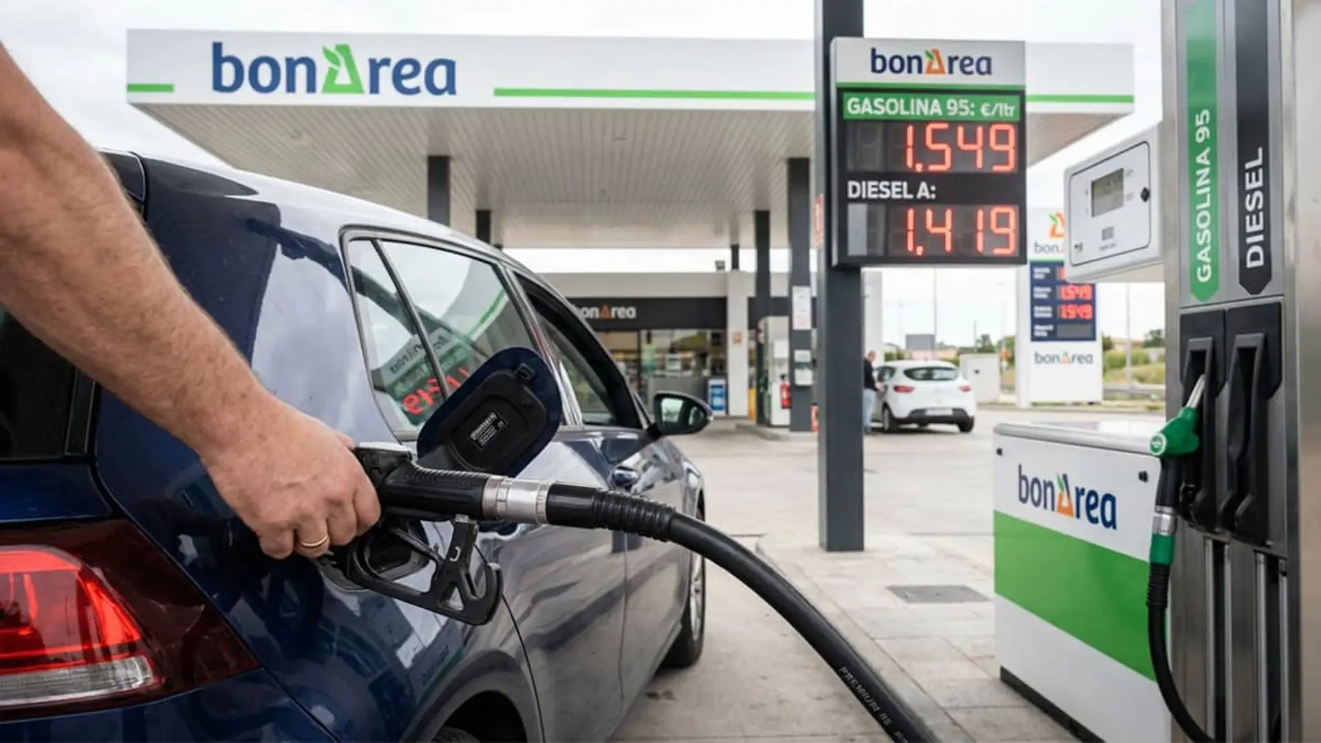 Cómo ahorrar hasta 300€ al año en carburante: la OCU desvela las gasolineras más baratas Coche repostando en una gasolinera BonÀrea con precios de gasolina y diésel