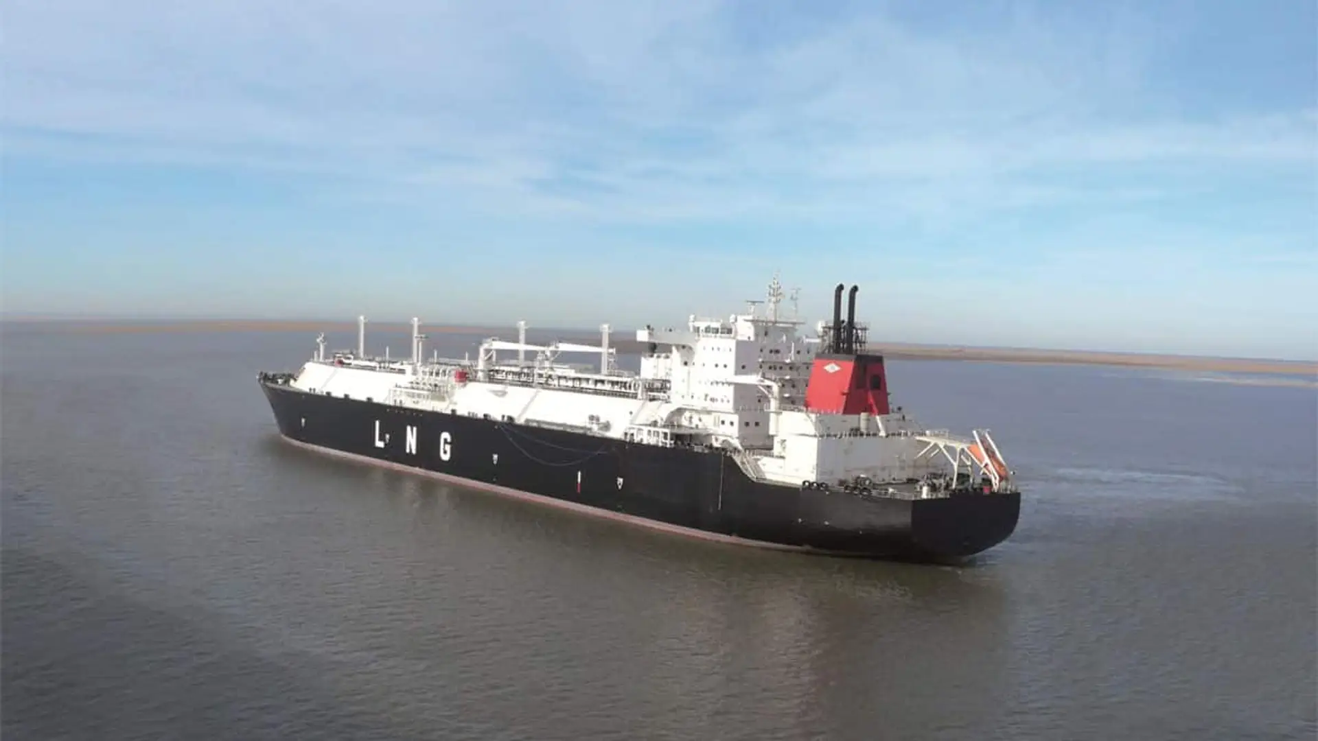 Buque metanero navegando en mar abierto