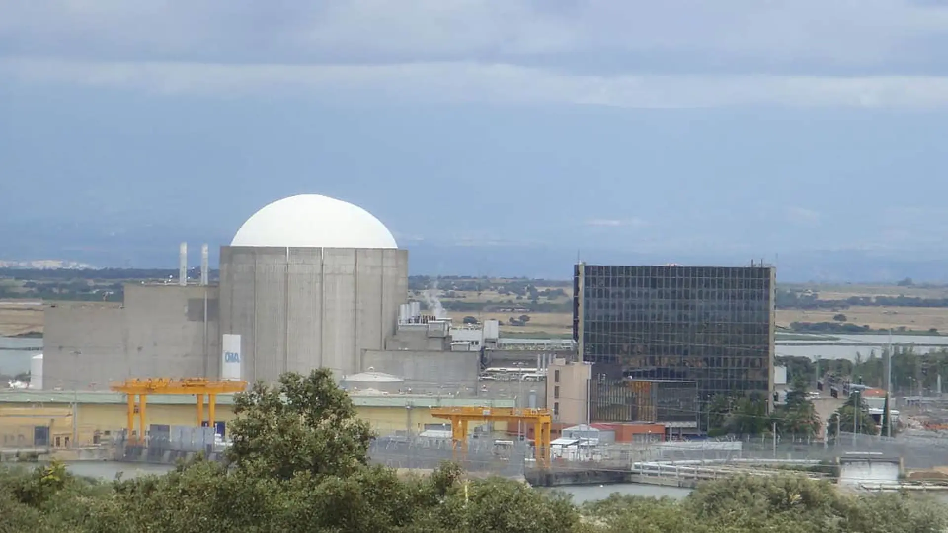 Visión exterior de la central de energía nuclear Almaraz, en Cáceres, España.
