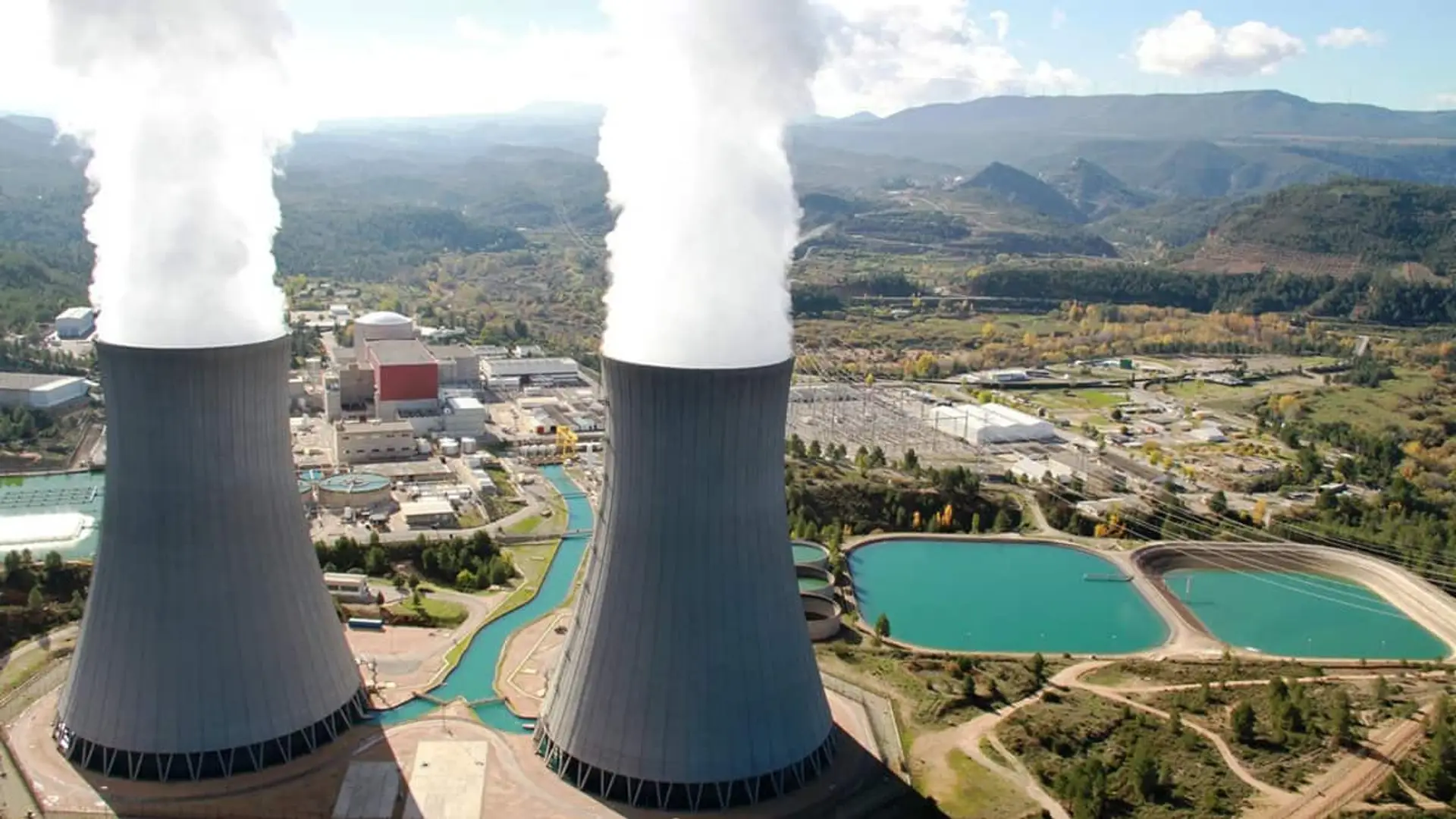 Vista aérea de la central nuclear de Cofrentes con sus torres de refrigeración y alrededores