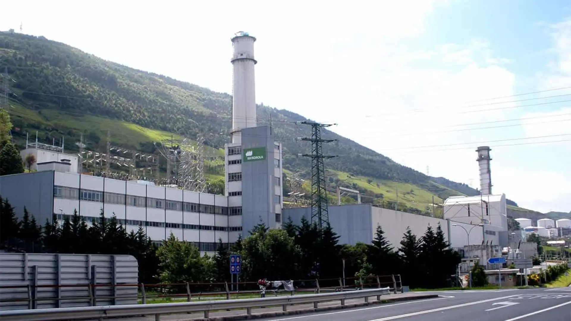 Instalación industrial de Iberdrola en Santurce con chimeneas junto a una ladera