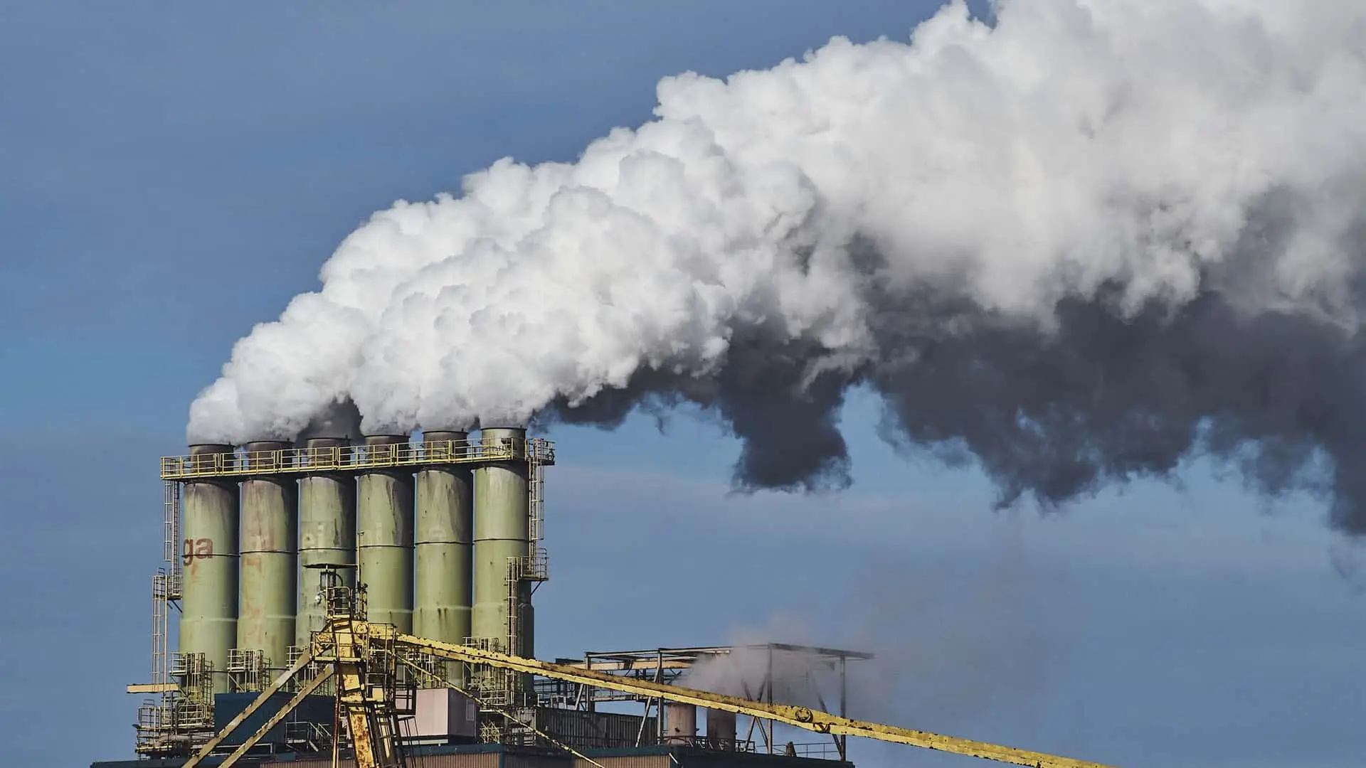 Chimeneas industriales emitiendo humo y gases contaminantes.