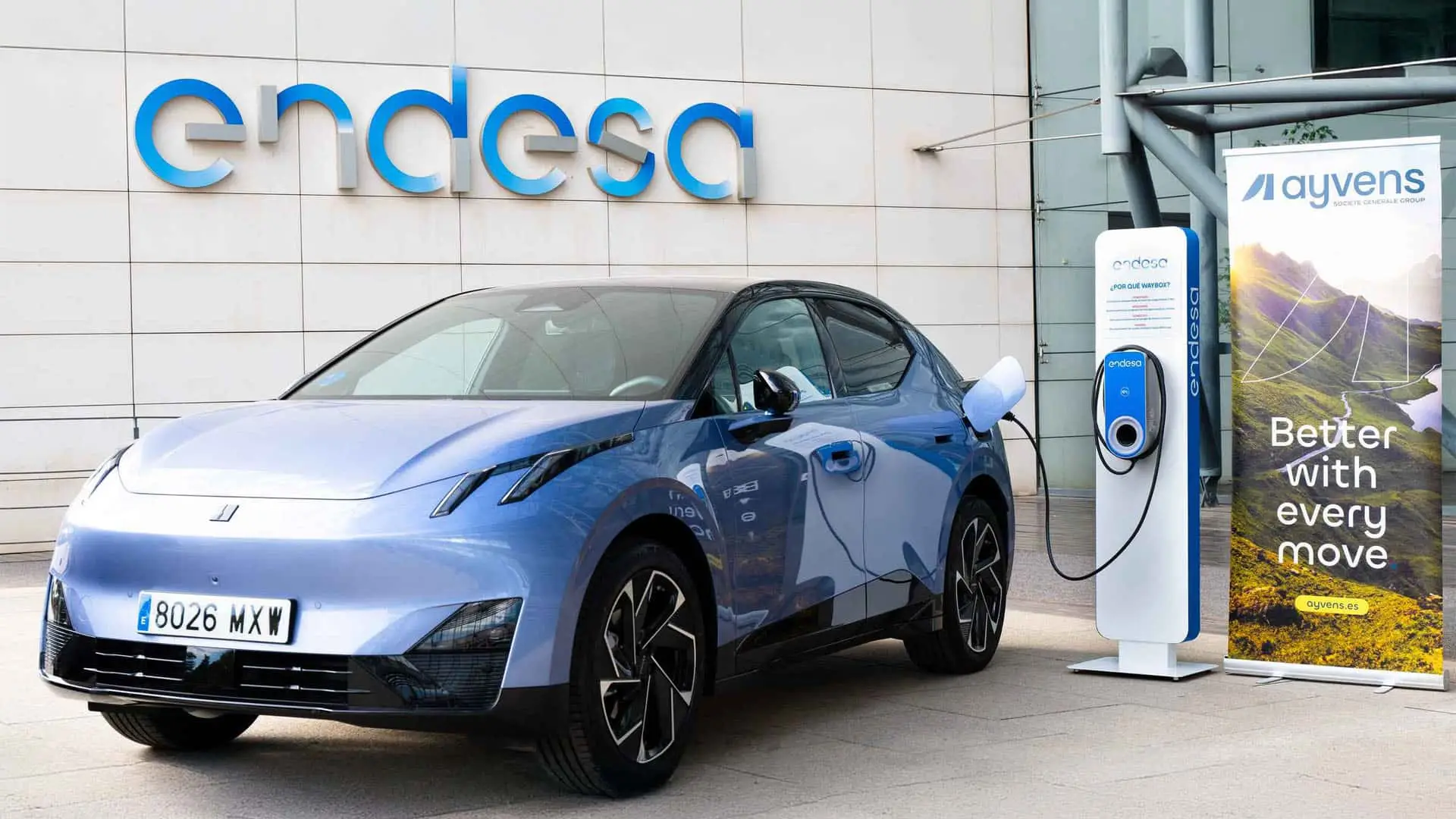 Endesa lanza el primer renting eléctrico: te incluye hasta la recarga del coche Coche eléctrico de renting de Ayvens cargando en un punto de Endesa frente a la sede de la compañía.