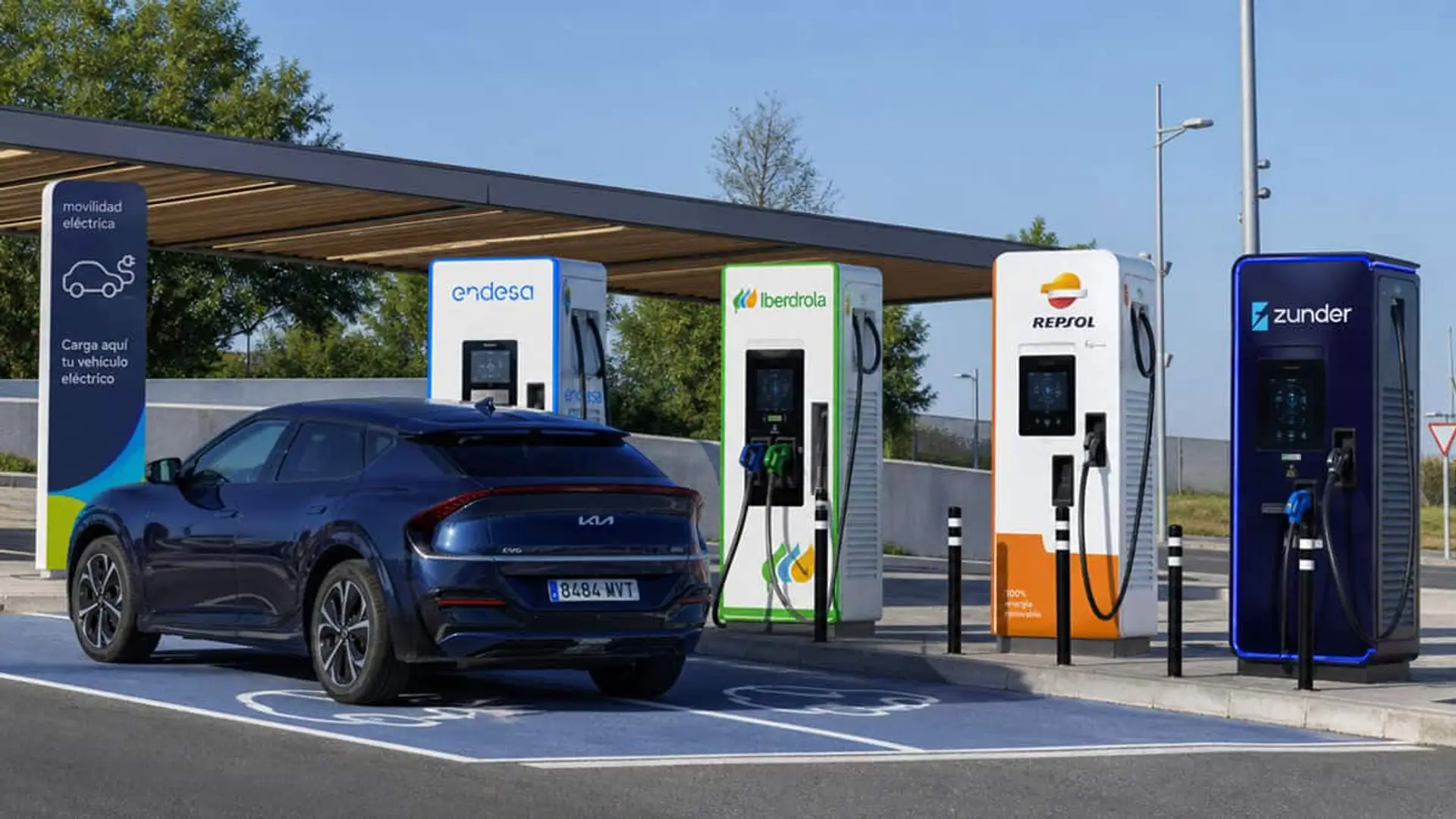 Coche eléctrico cargando en una estación con puntos de recarga de Endesa, Iberdrola, Repsol y Zunder